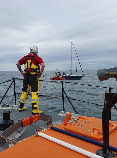 Filey ALB and ILB alongside the yacht Dreamy