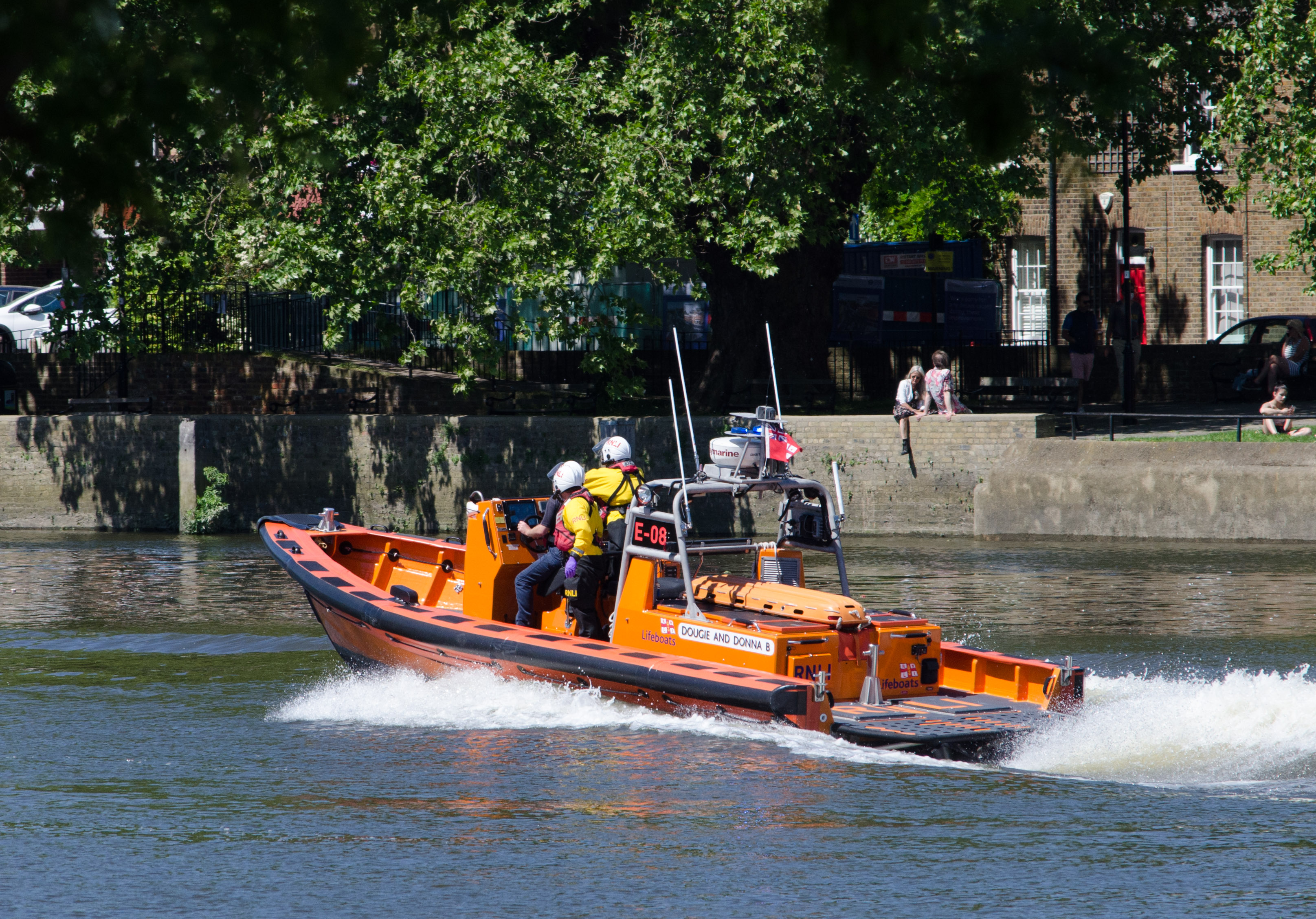 Chiswick Lifeboat on a shout May 2020