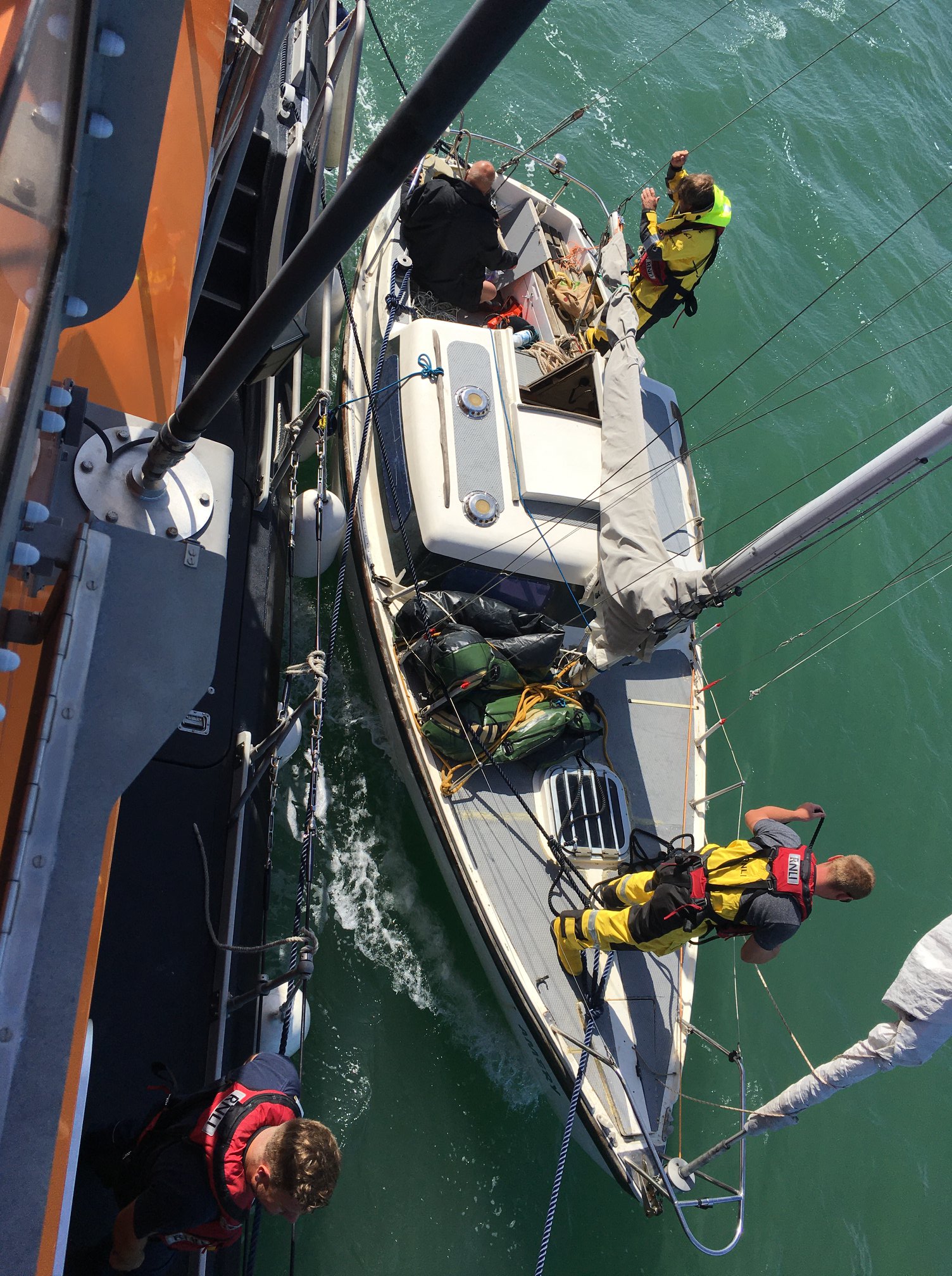 Yarmouth RNLI secure yacht alongside the lifeboat