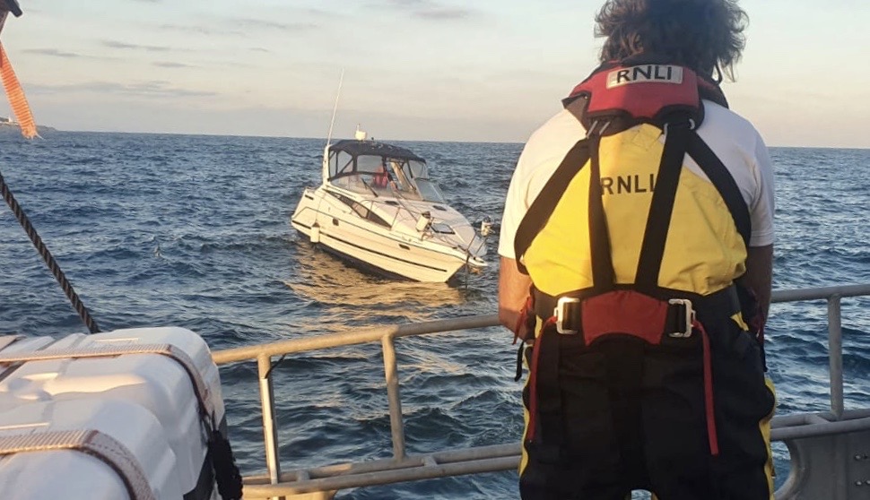 Photo of the Yarmouth lifeboat responding to its second Pan Pan call in one evening.