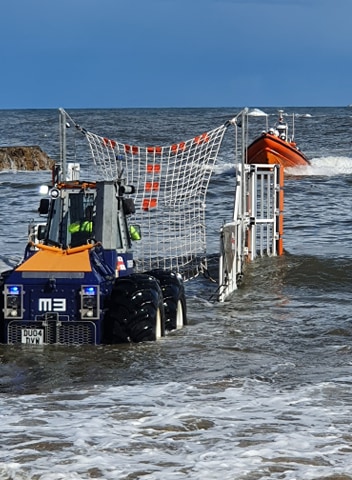 Cullercoats Lifeboat conducting a net recovery 