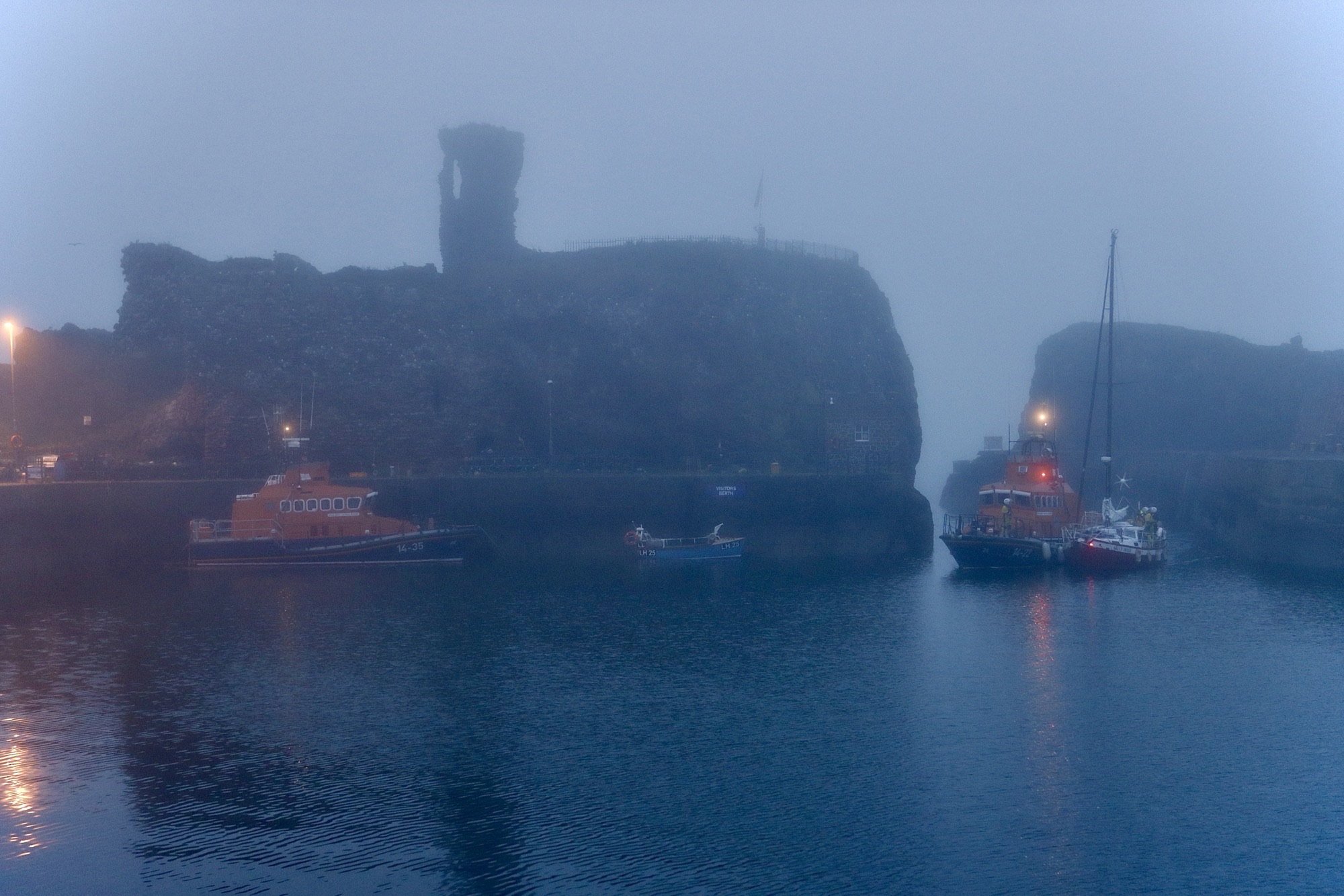Dunbar ALB safely tows the yacht to Dunbar Harbour.
