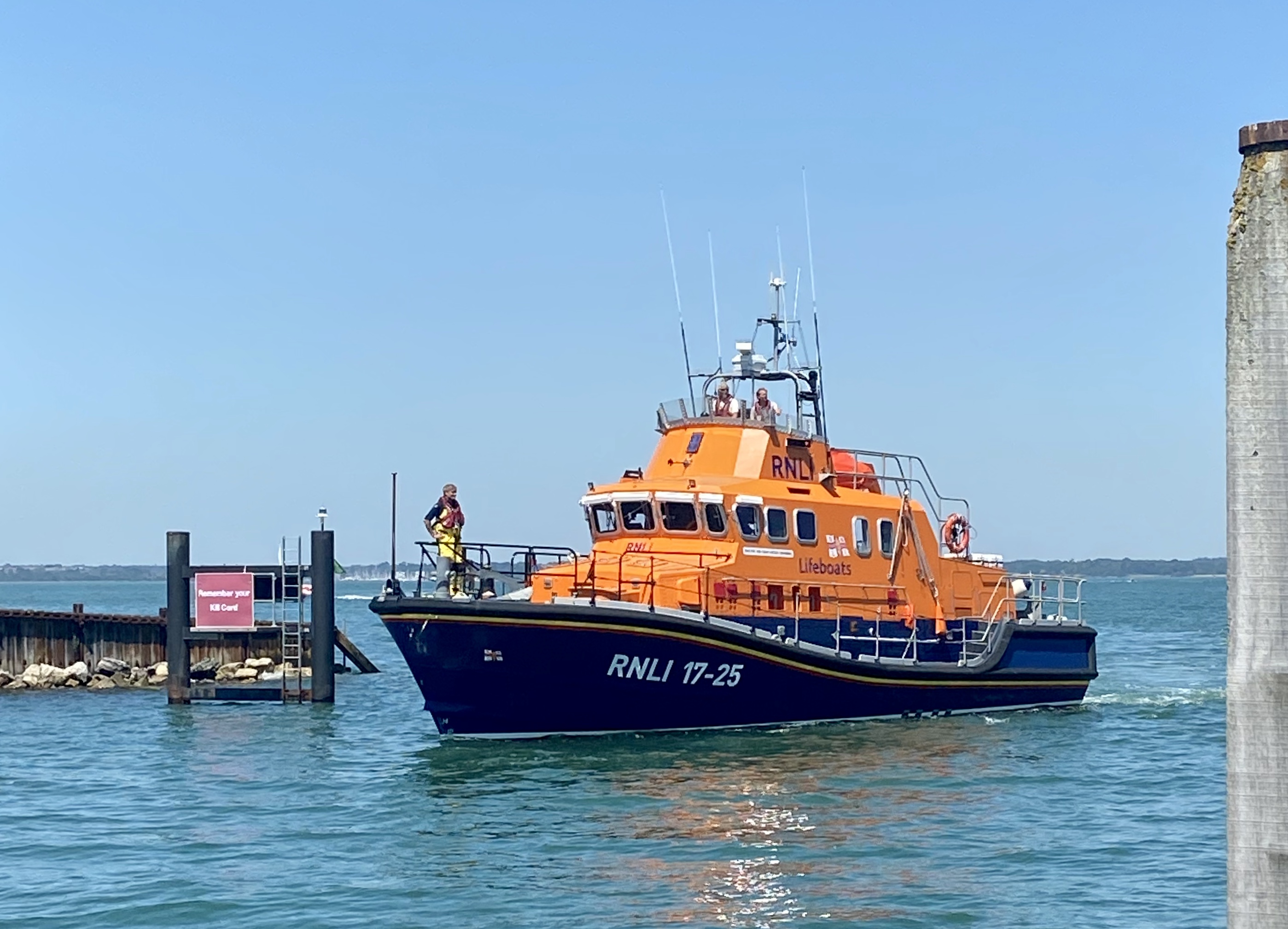 Yarmouth RNLI return to harbour after first shout of the day