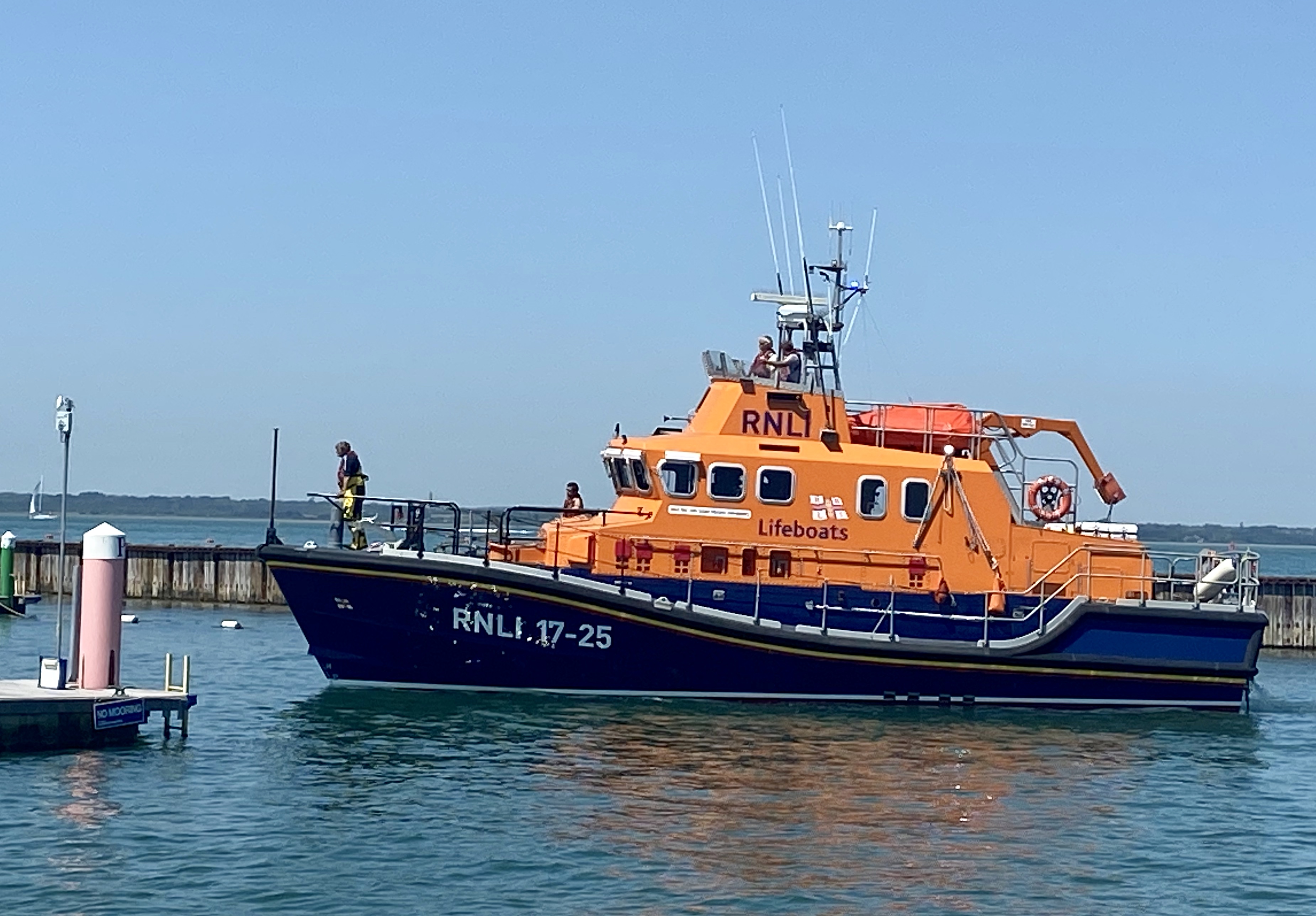 Yarmouth RNLI return to harbour after first shout of the day