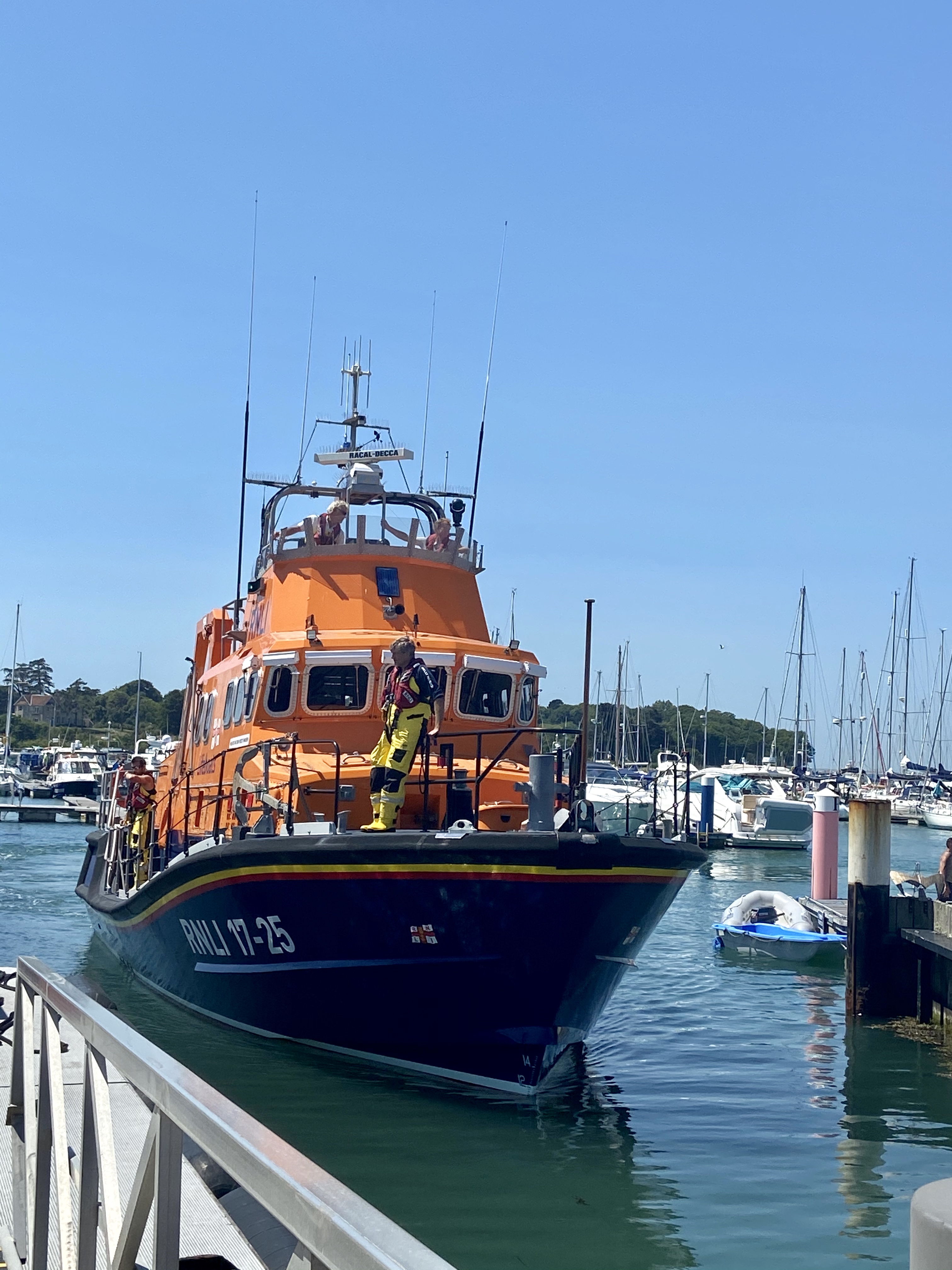 Yarmouth RNLI return to harbour after first shout of the day