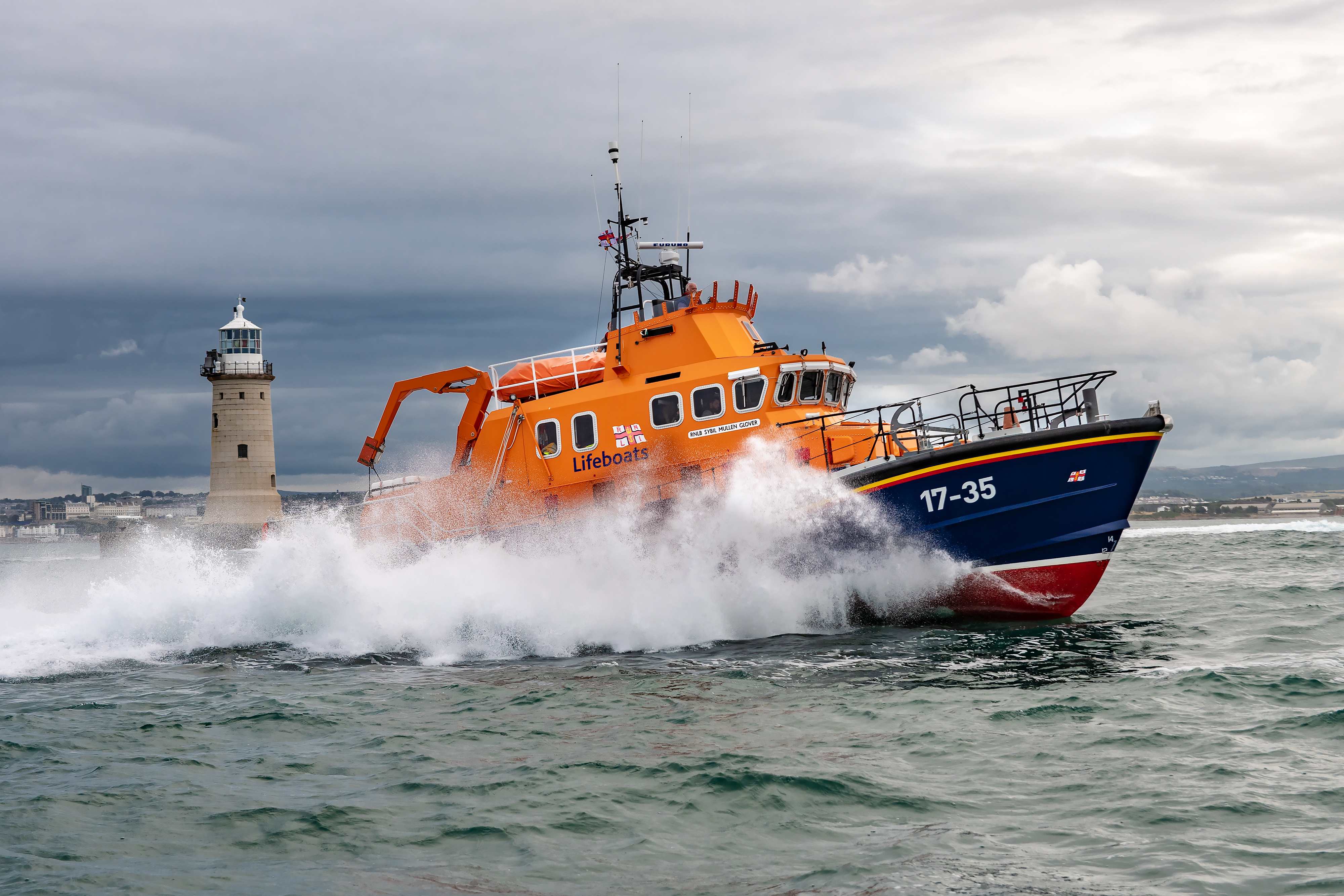 Plymouth ALB passing eastern entrance heading out to sea