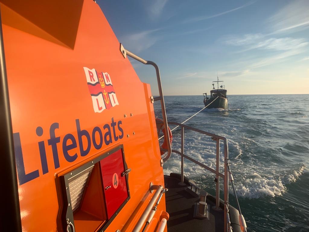 Ella Larsen towing the broken down fishing vessel