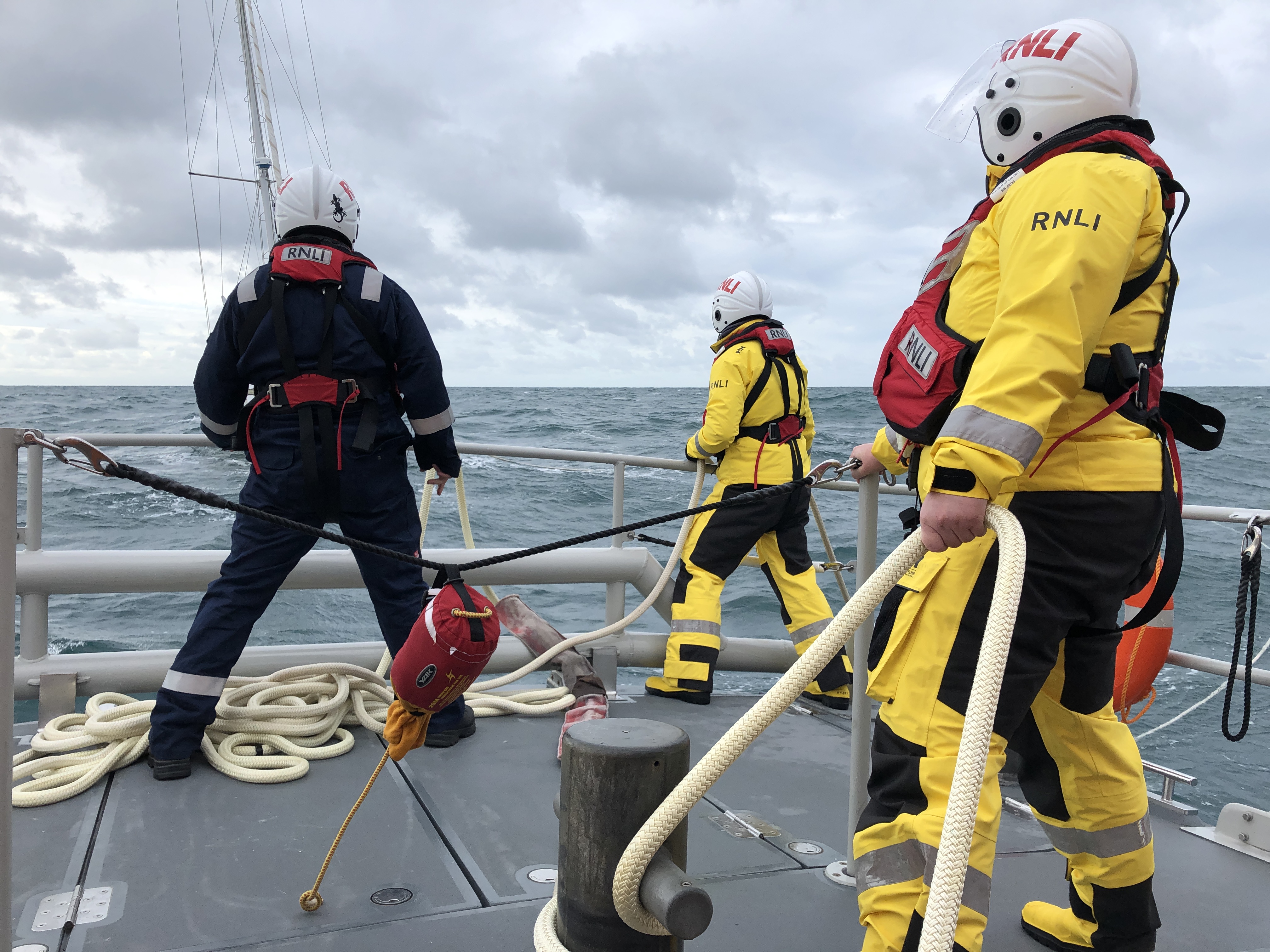 Porthdinllaen Lifeboat seceuring tow line to yacht