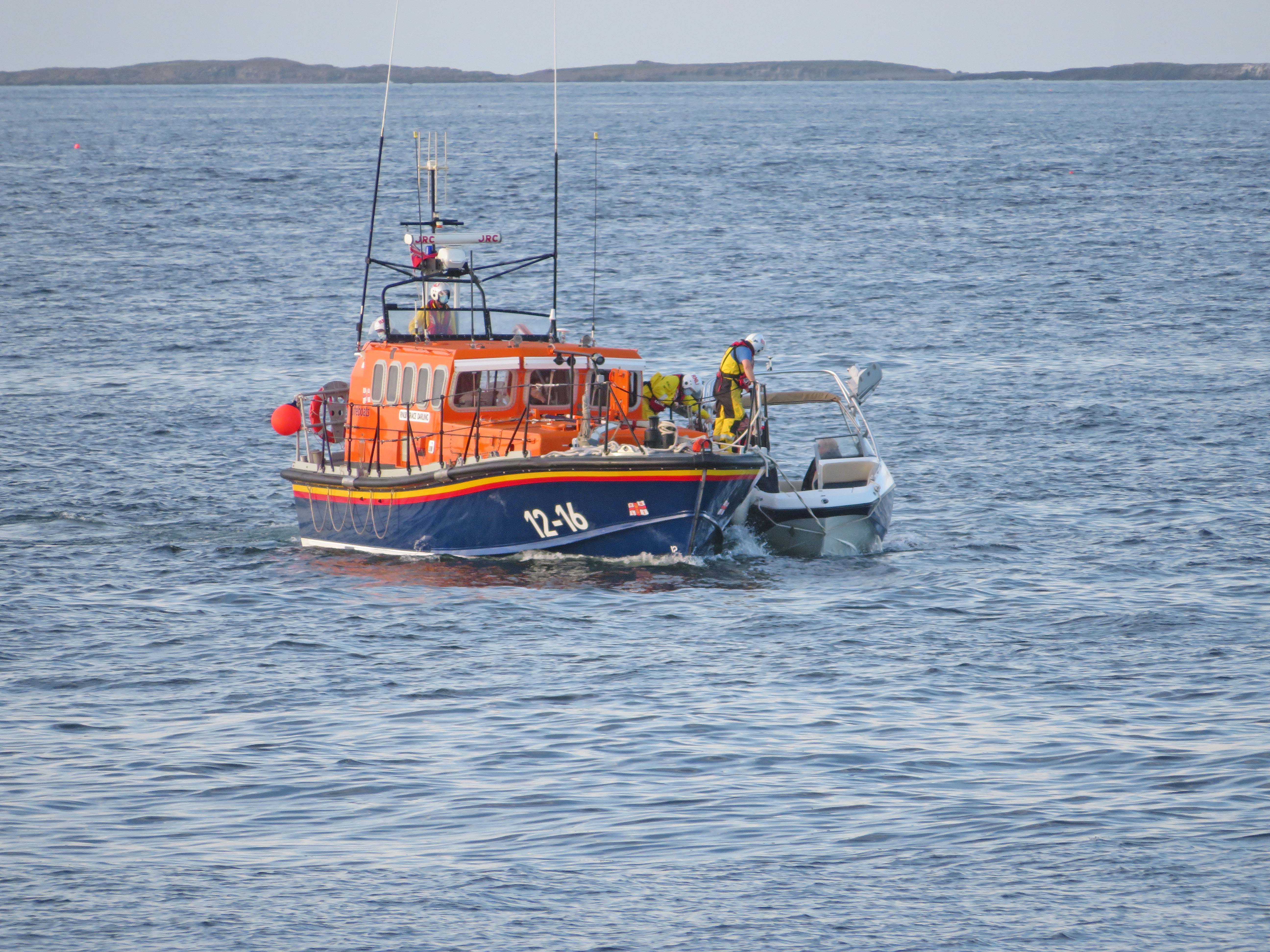 Preparing an alongside tow to enter Seahouses Harbour