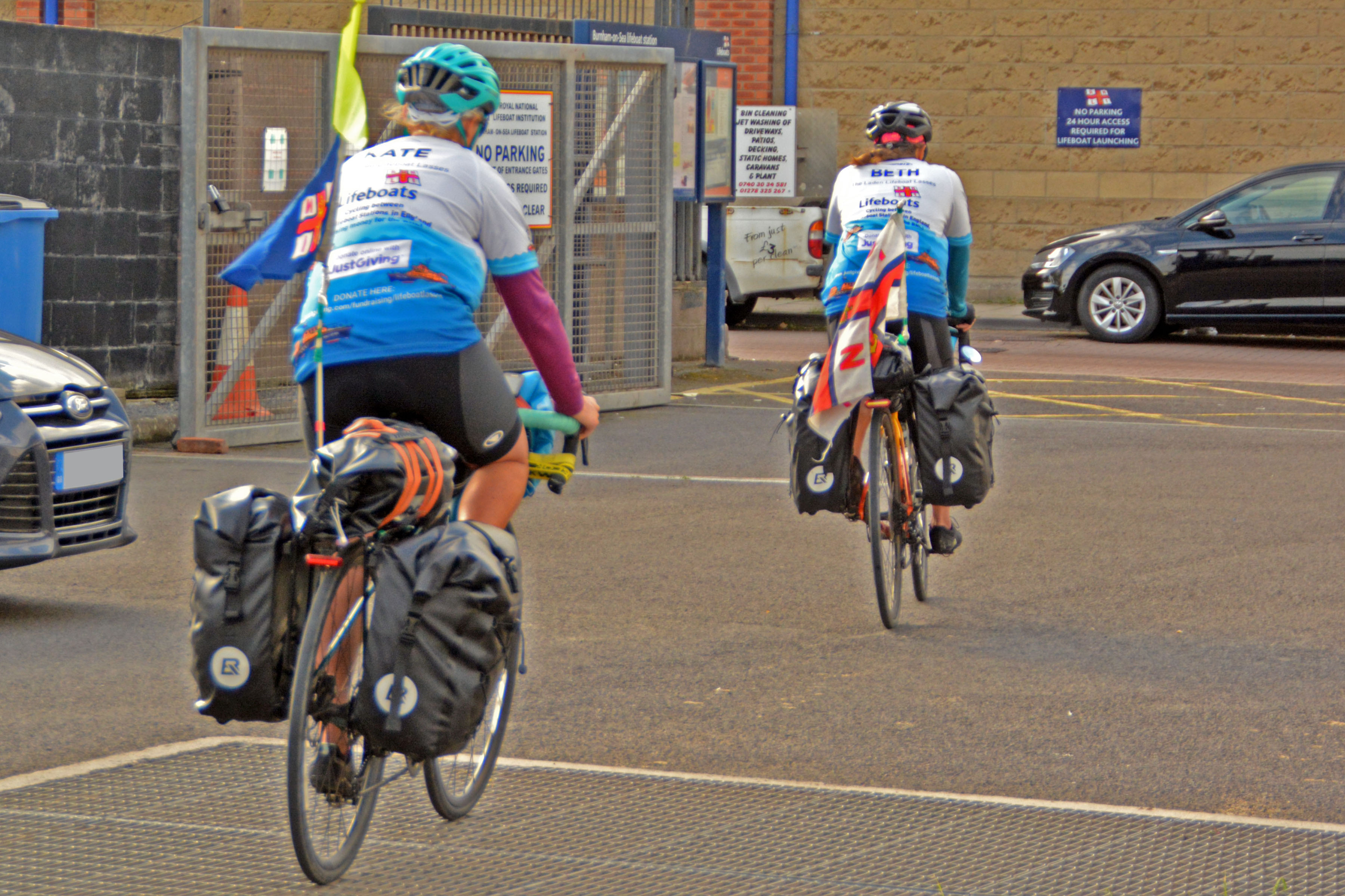 Laden_lasses_2 (RNLI/Mike Lang) – Kate and Beth leave Burnham-on-Sea en route to Bridgwater.