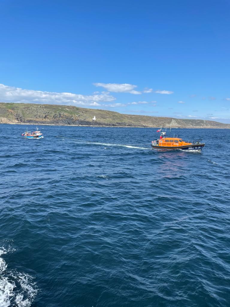Shannon class assisting in a tow