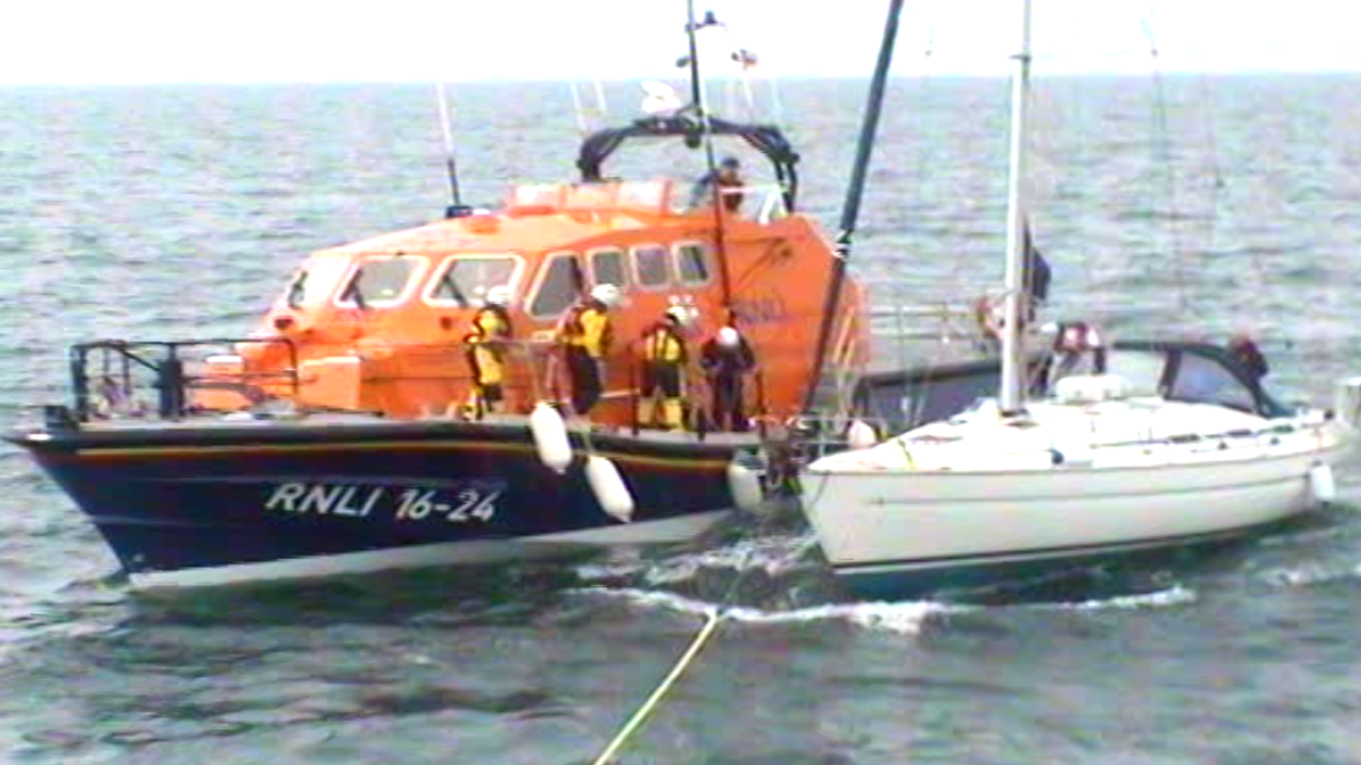 Porthdinllaen Lifeboat alongside casualty vessel