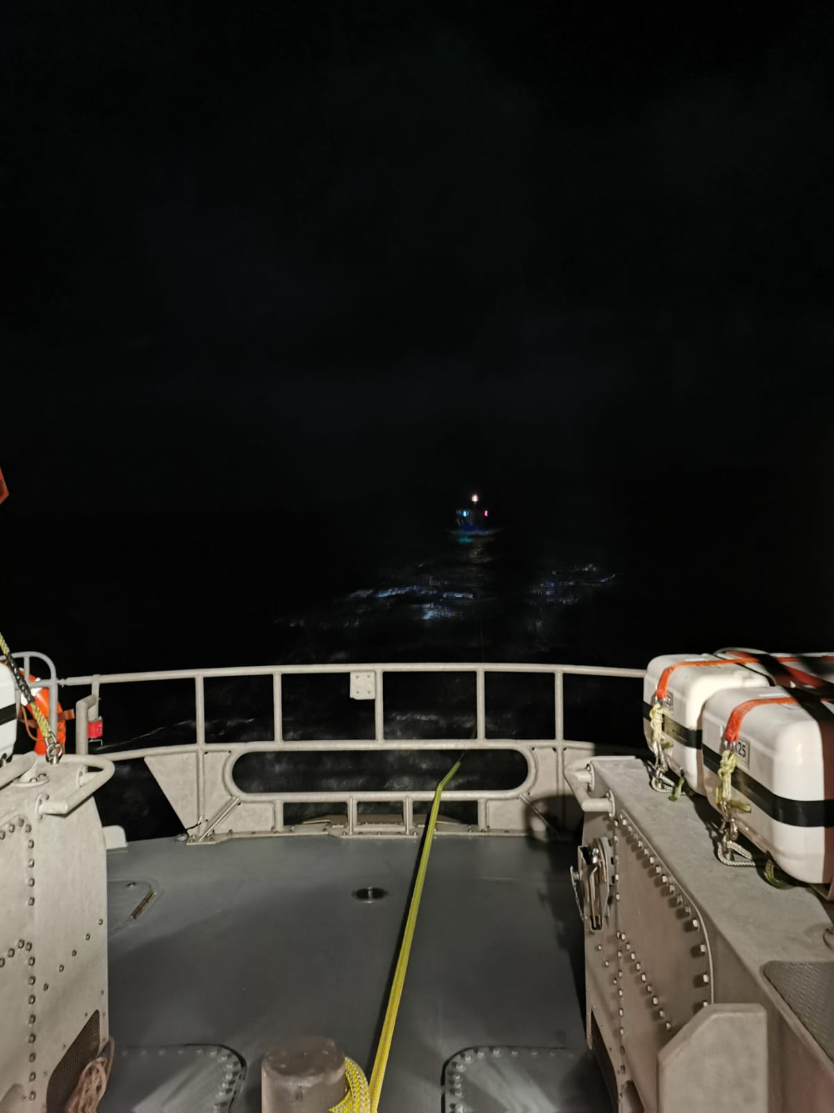Aith Lifeboat with a rope to tow a creel boat to safety