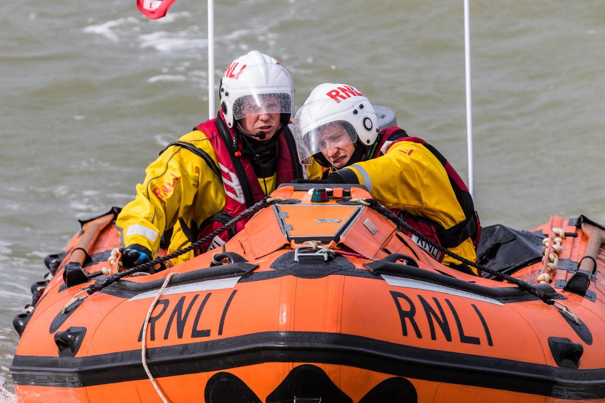 RNLI Clacton D-Class ILB heads out to jet skier