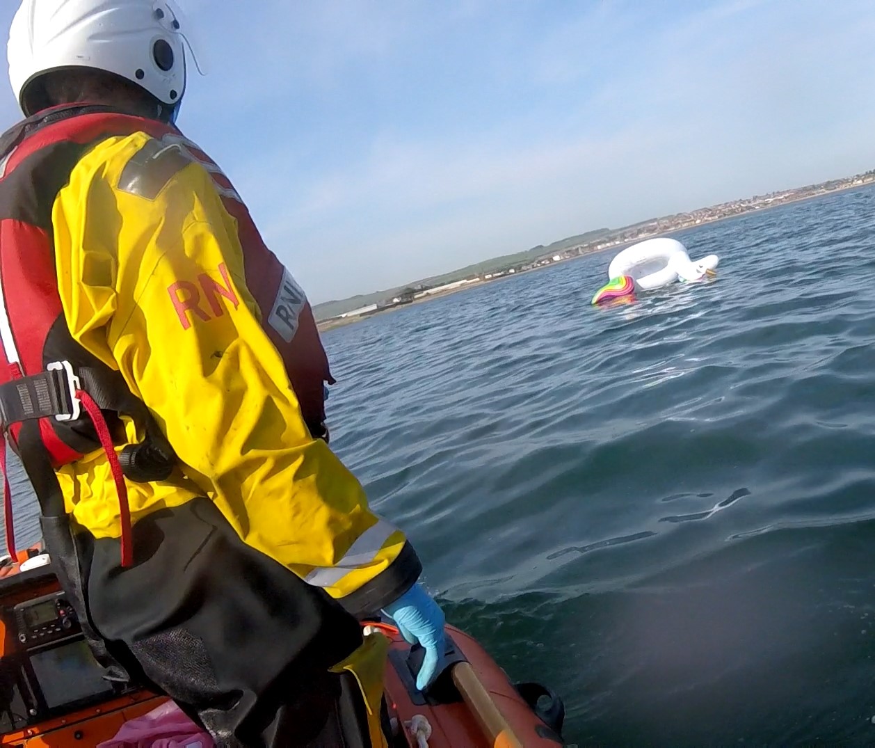 Troon RNLI inshore lifeboat recovering an inflatable