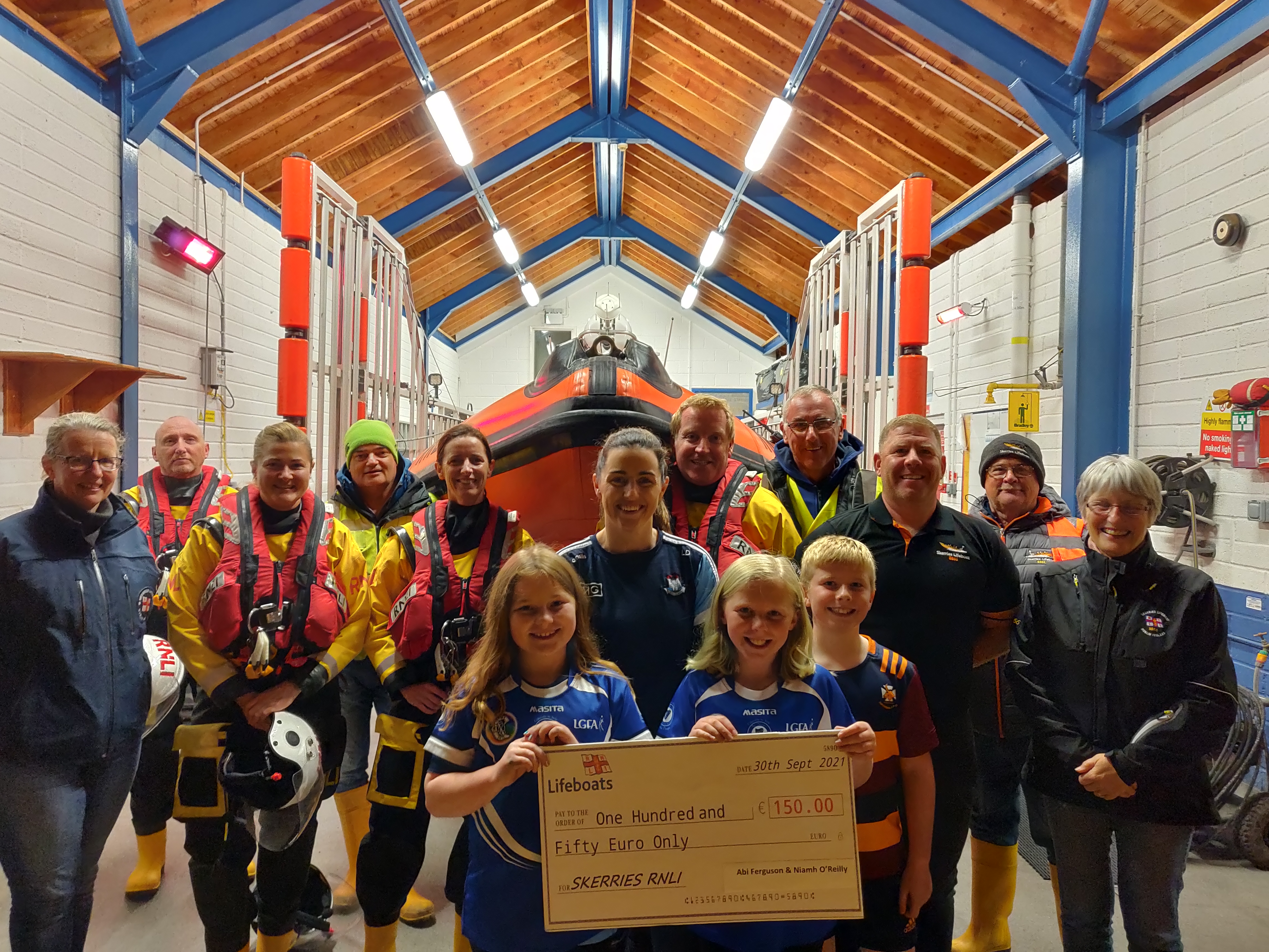 Abi Ferguson and Niamh O’Reilly presenting Skerries RNLI with their generous donation.