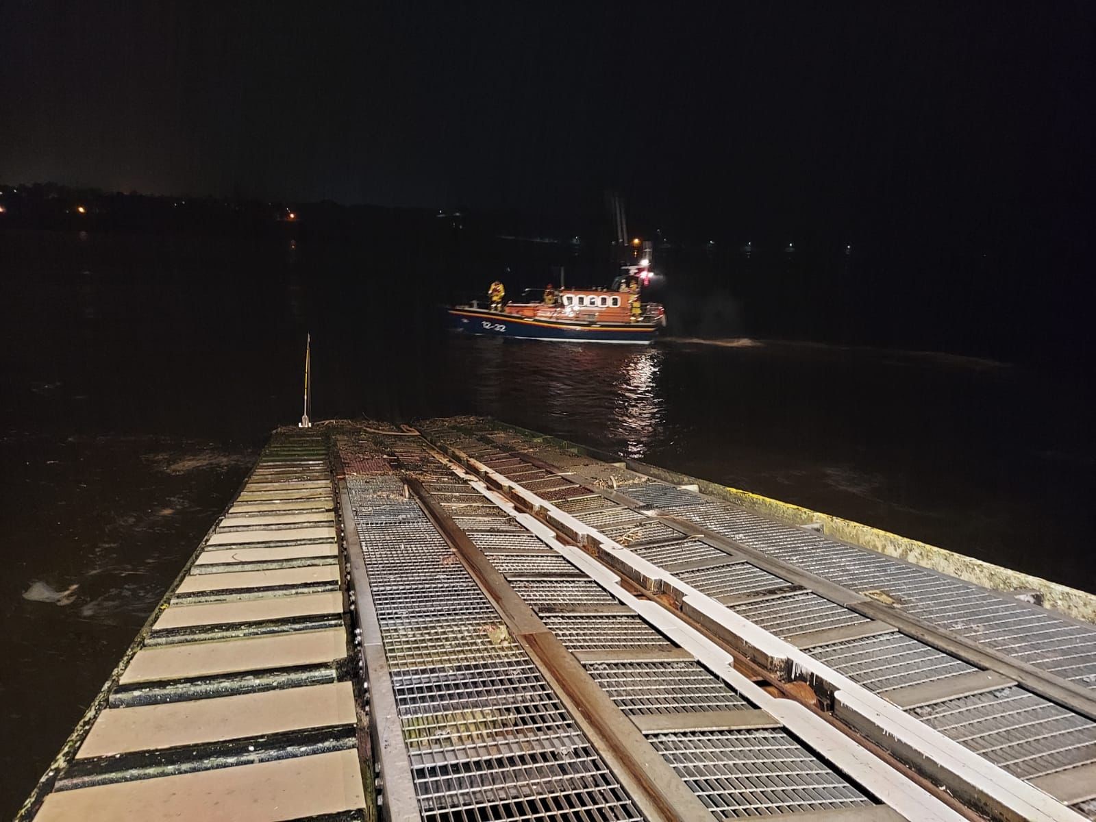 Berwick-upon-Tweed lifeboat returns to refuel on search for missing diver