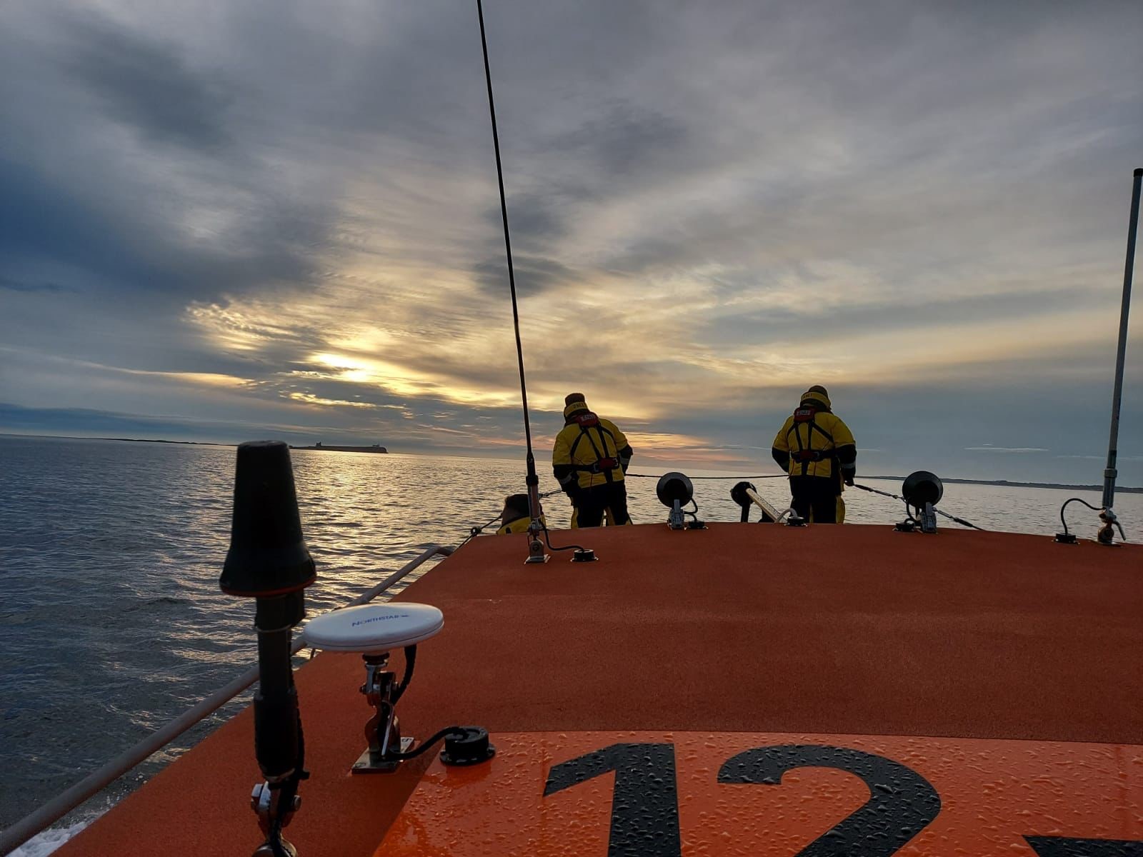 Berwick-upon-Tweed refueled and rejoining search for missing diver