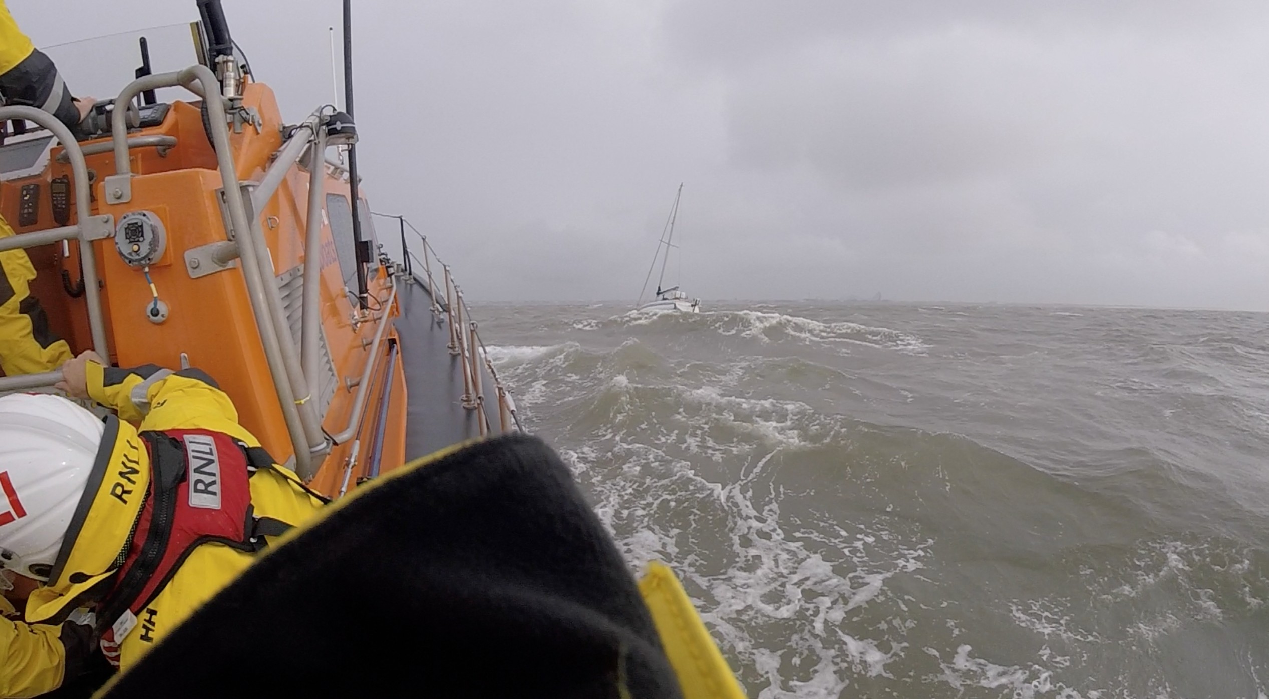 The Lifeboat nears the yacht