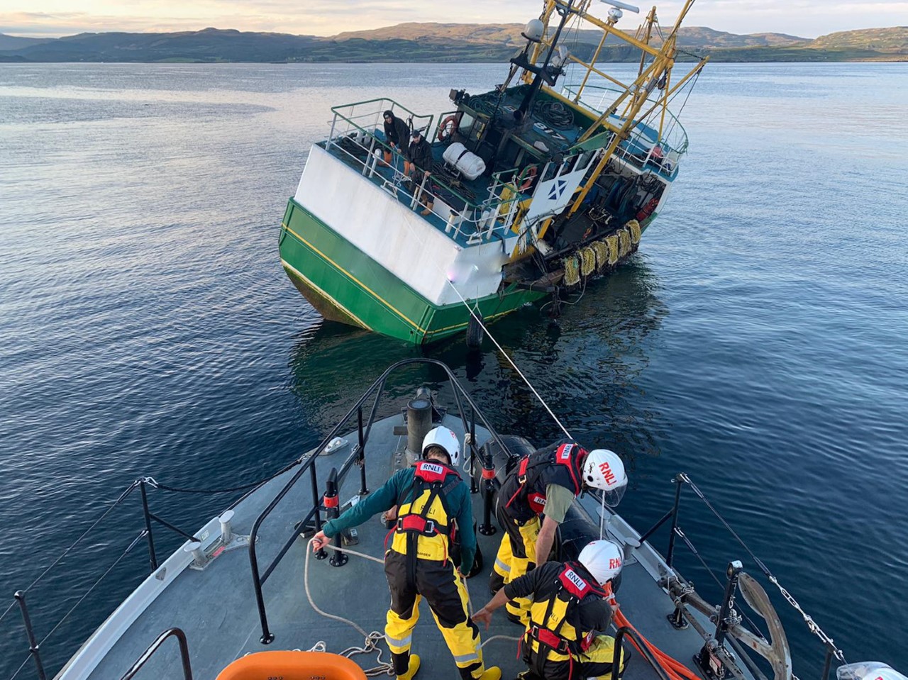 Tobermory RNLI volunteer crew preparing to tow fishing vessel off rocks