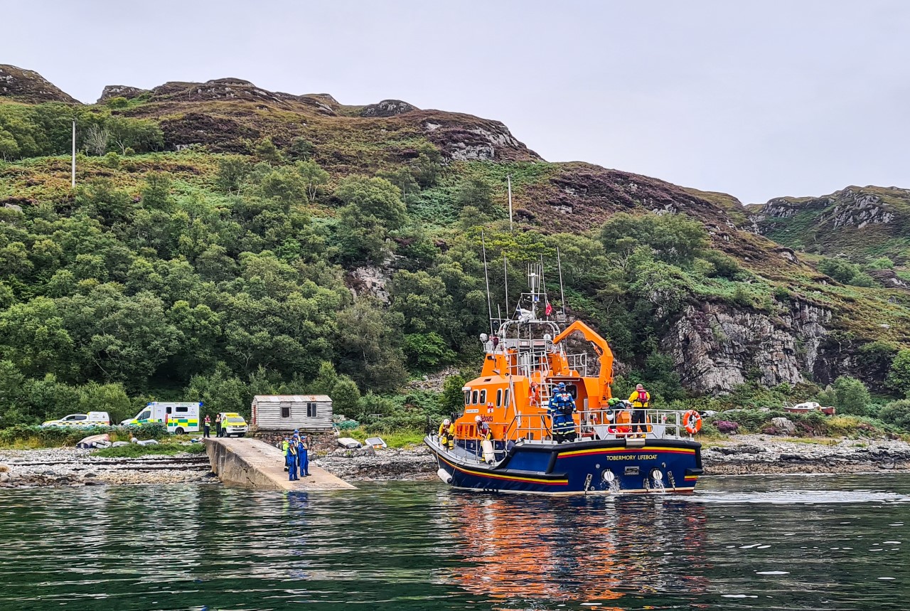 Tobermory RNLI lifeboat preparing to transfer casualty at Glenuig
