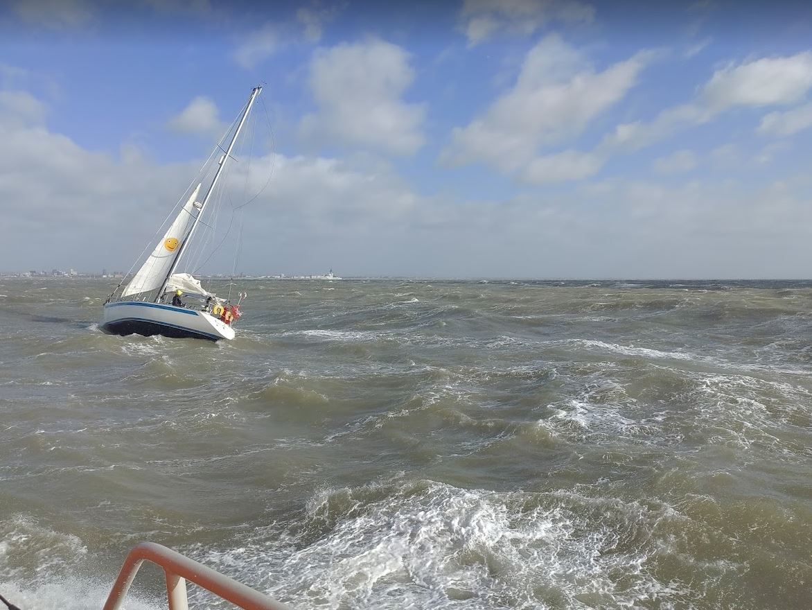 Photo of the 12m yacht off the starboard bow