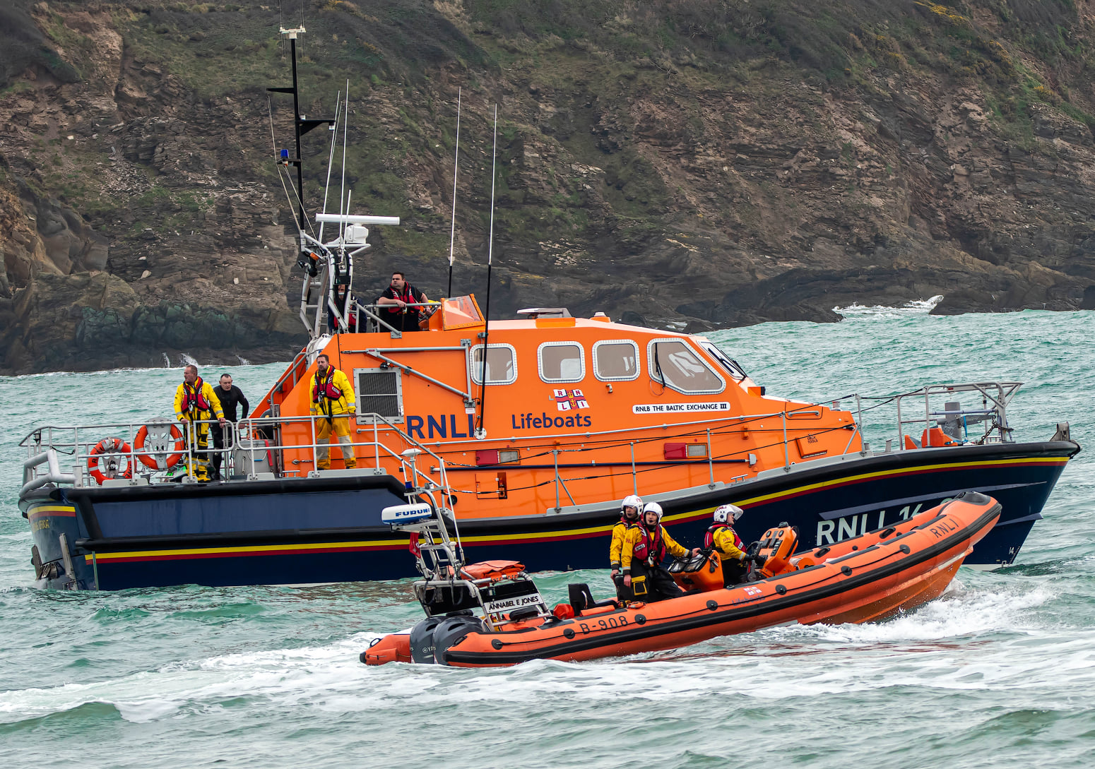 Plymouth ILB crew and Salcombe ALB crew working together during rescue on River Erme