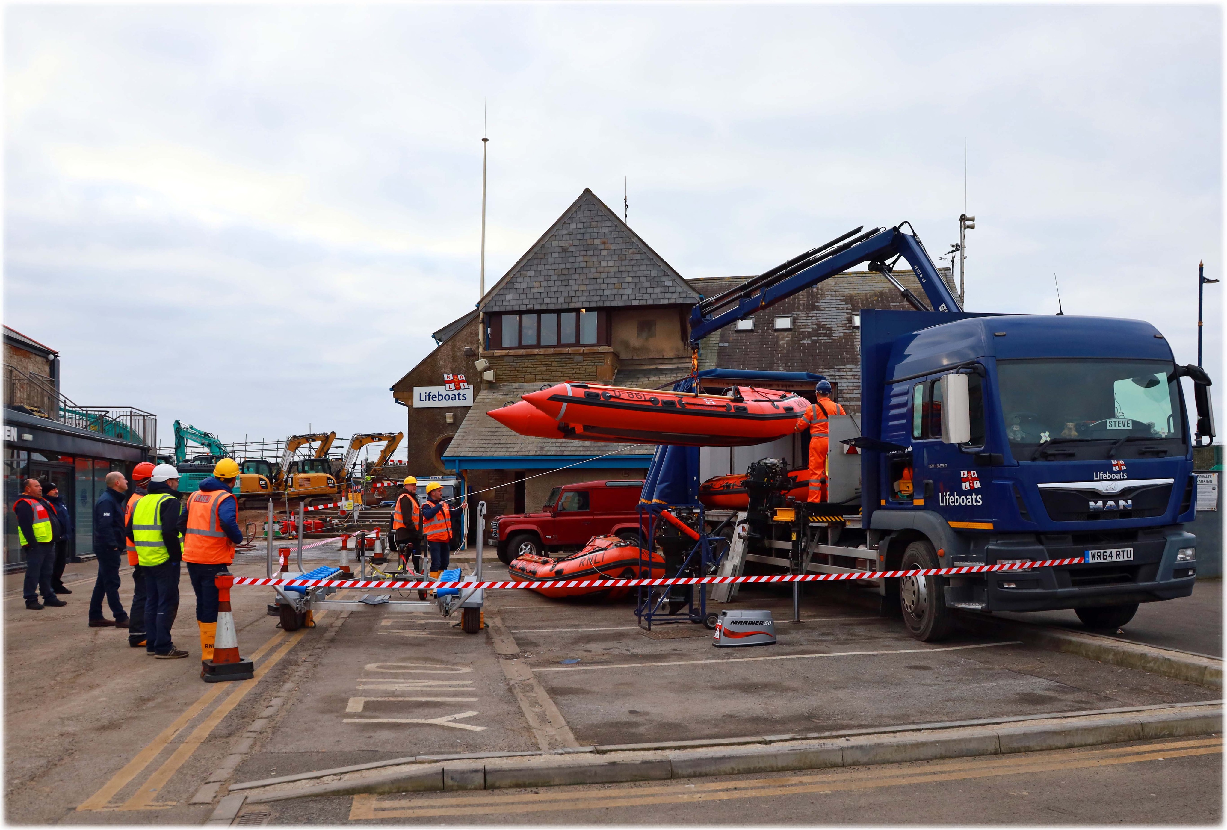 D861 Hugo Missen being lifted by Hiab from the RNLI transport lorry