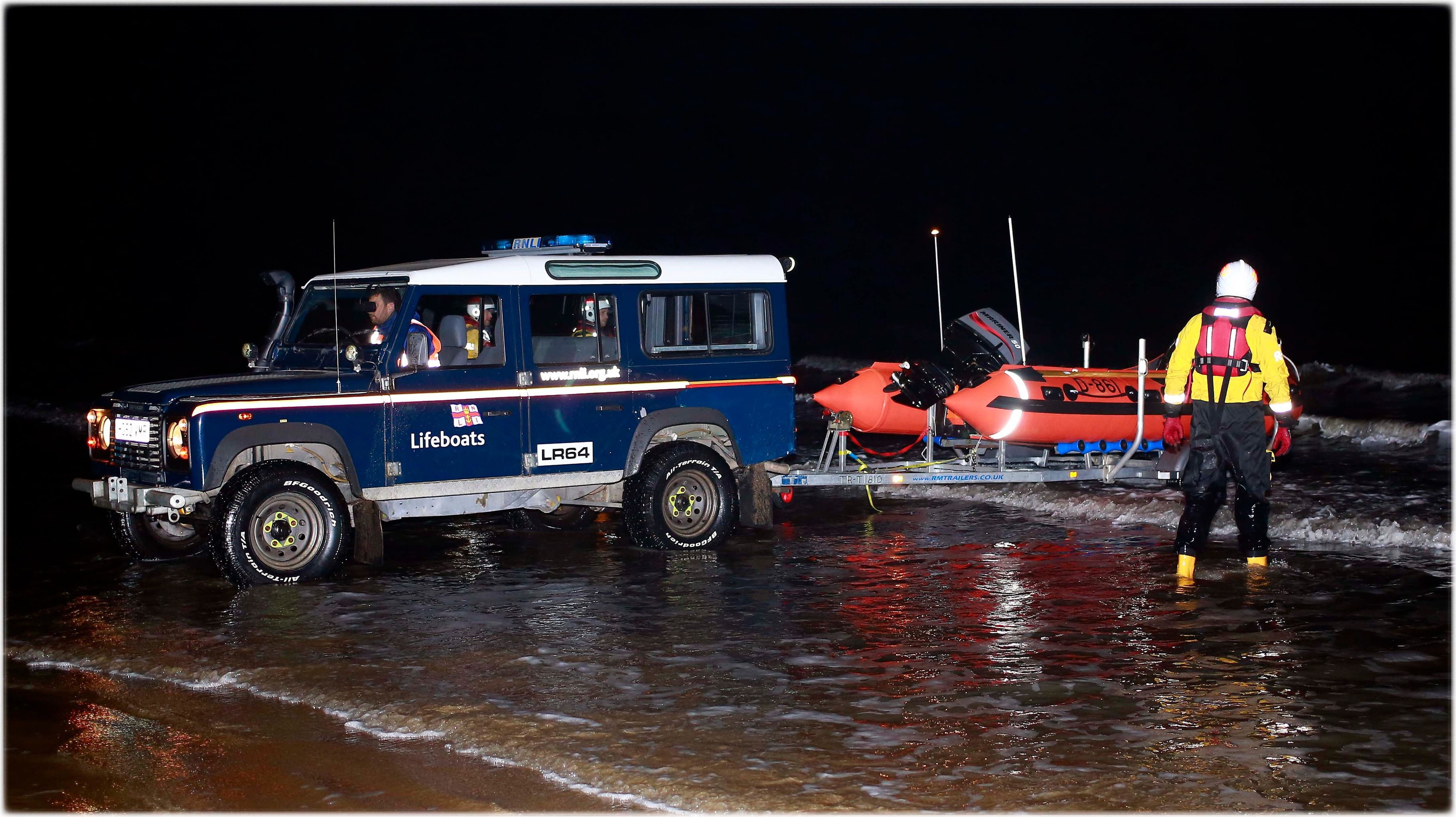 Landrover reverses back on the beach to launch D861 Hugo Missen for the first time