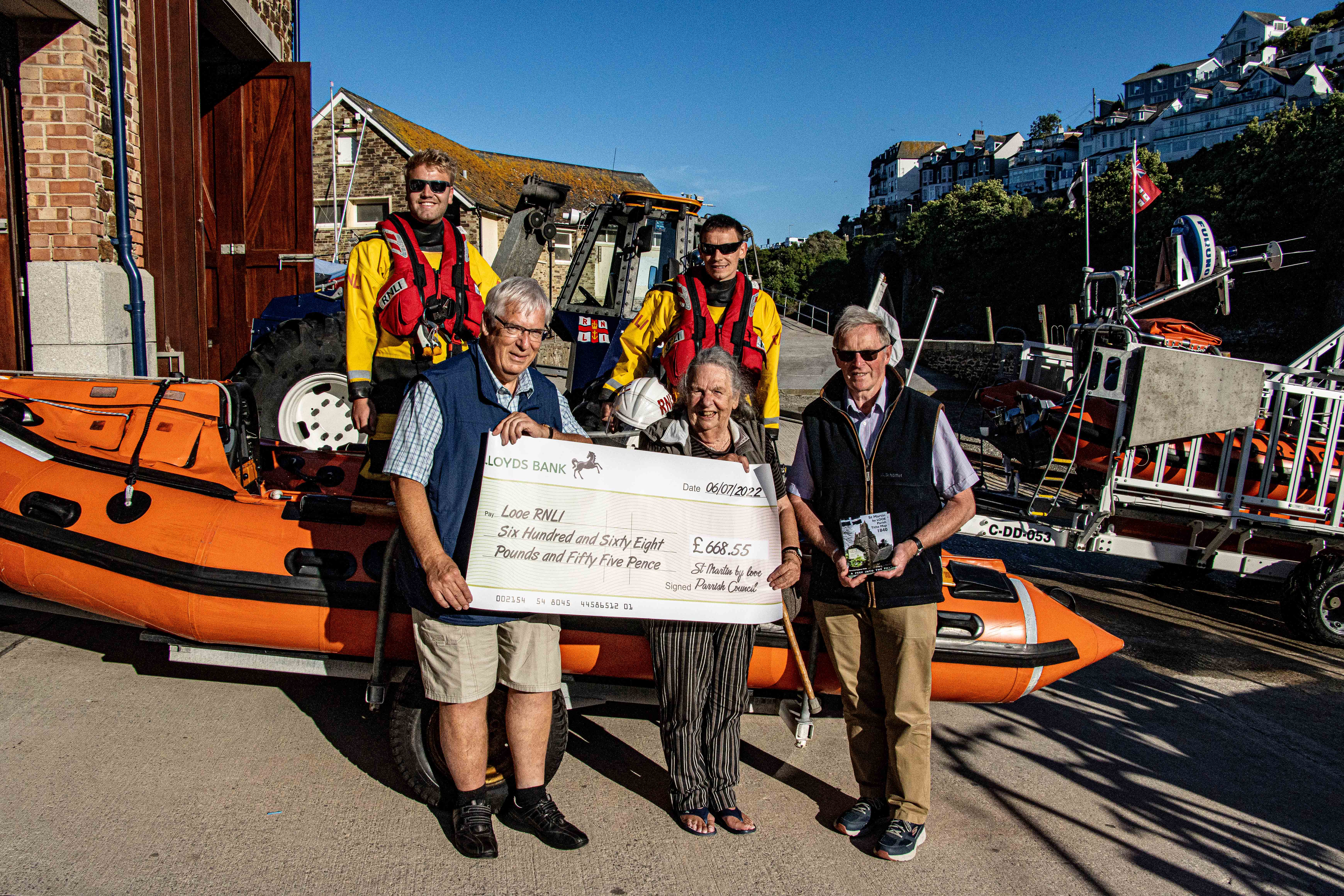 Charles Hyde, Jenny Wallis and Robert Henly with Looe RNLI volunteer crew Goron Jones and Tom Peat