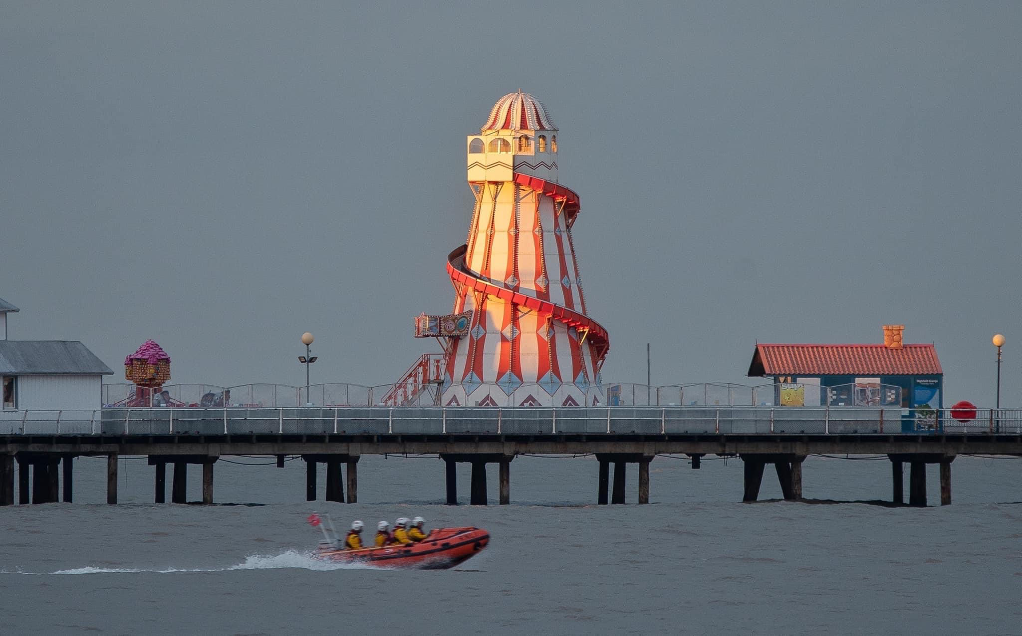 RNLI Clacton D-Class ILB enroute to assist person in water