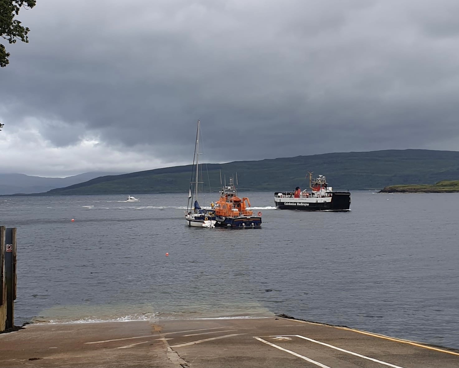 Tobermory lifeboat with the casualty vessel