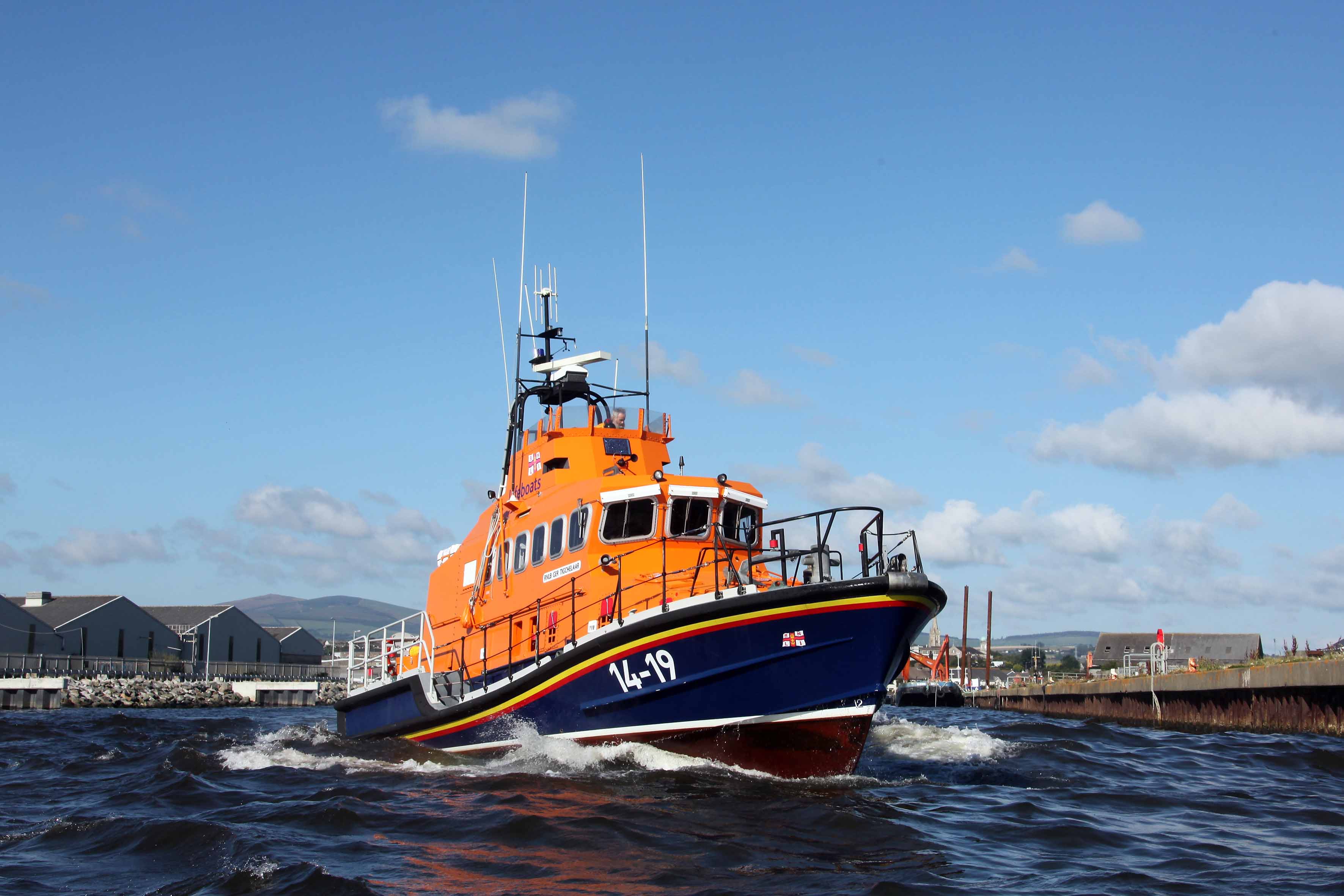 ARKLOW RNLI RESCUES 2 FROM KAYAKS