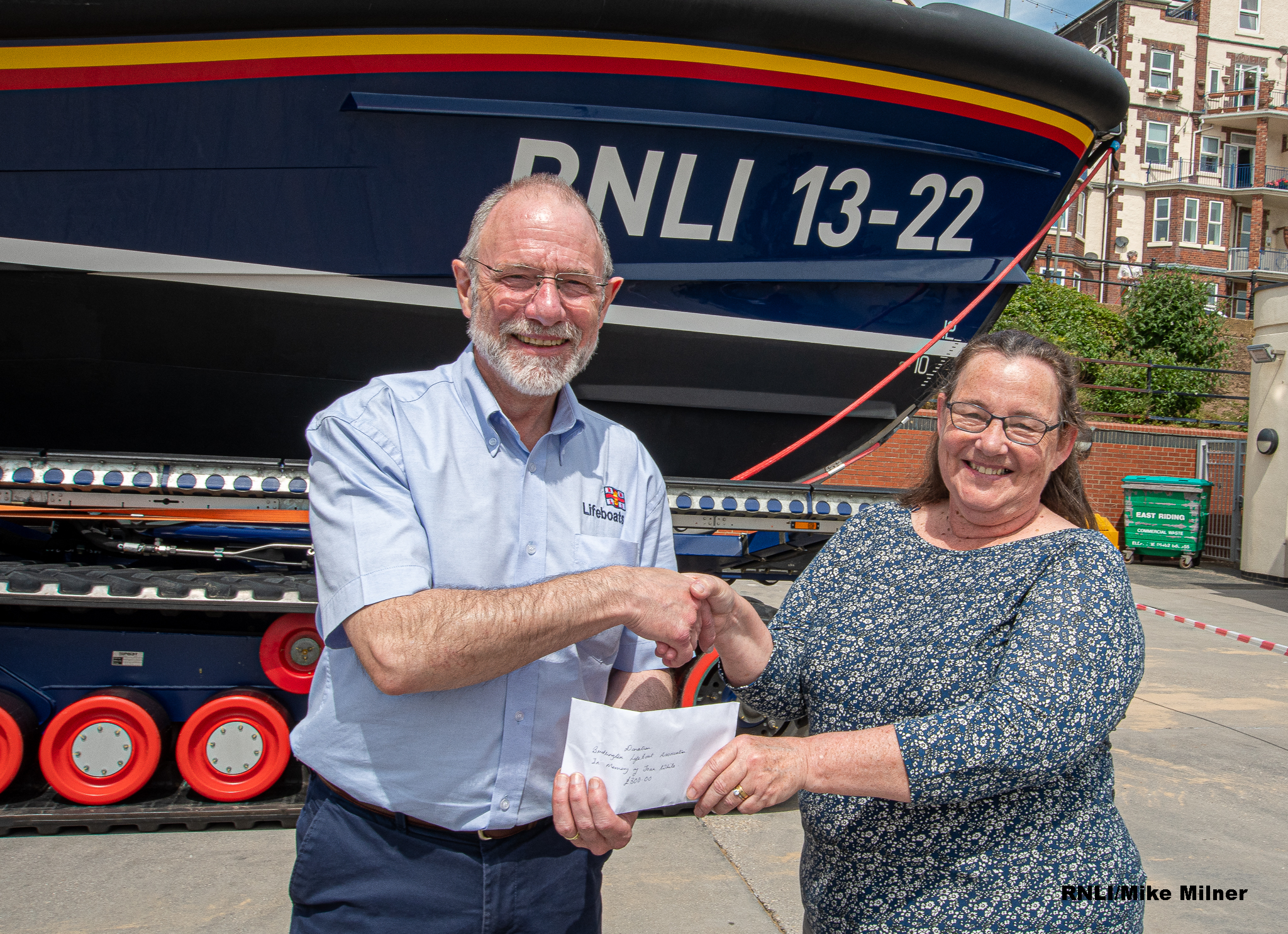 Clare Hoggart presents Dave Garnet with cheque 