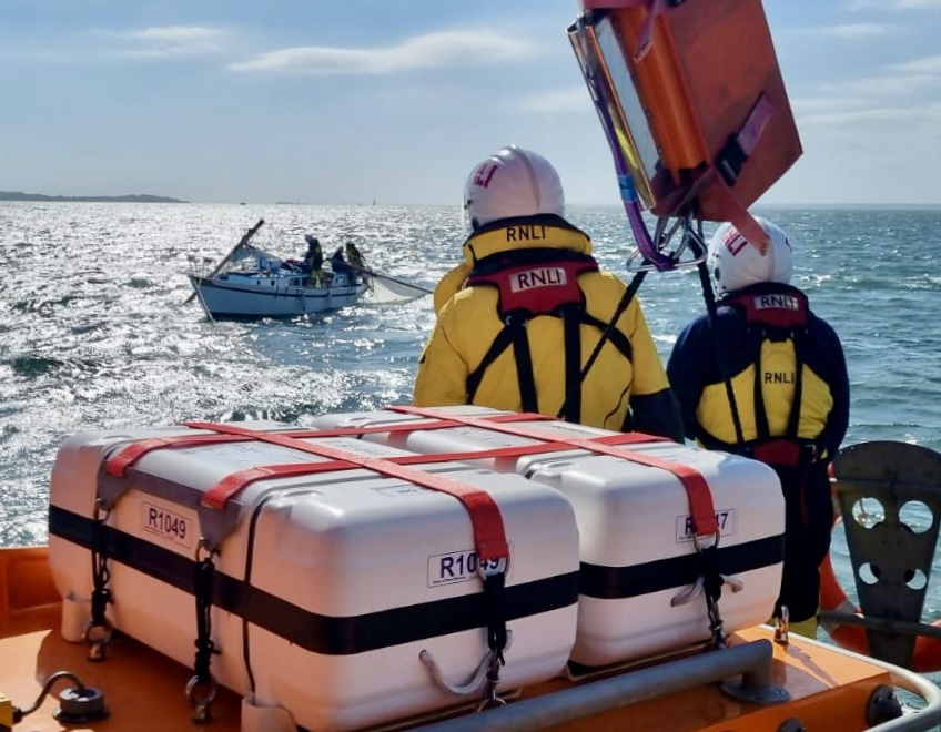 Yarmouth RNLI Lifeboat assist dismasted yacht