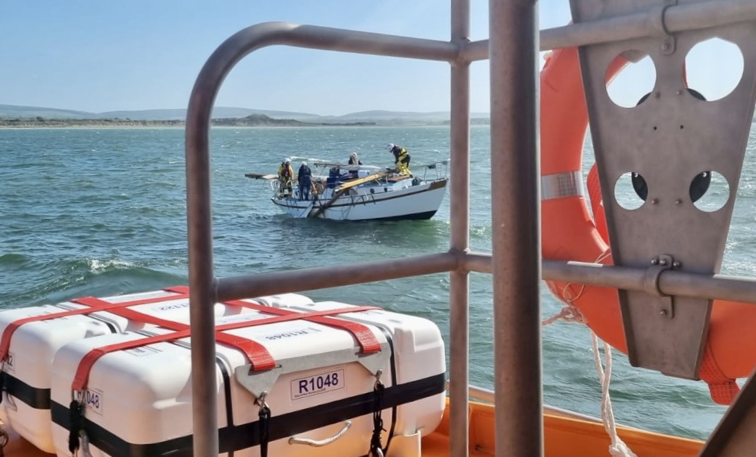 Yarmouth RNLI Lifeboat assist dismasted yacht