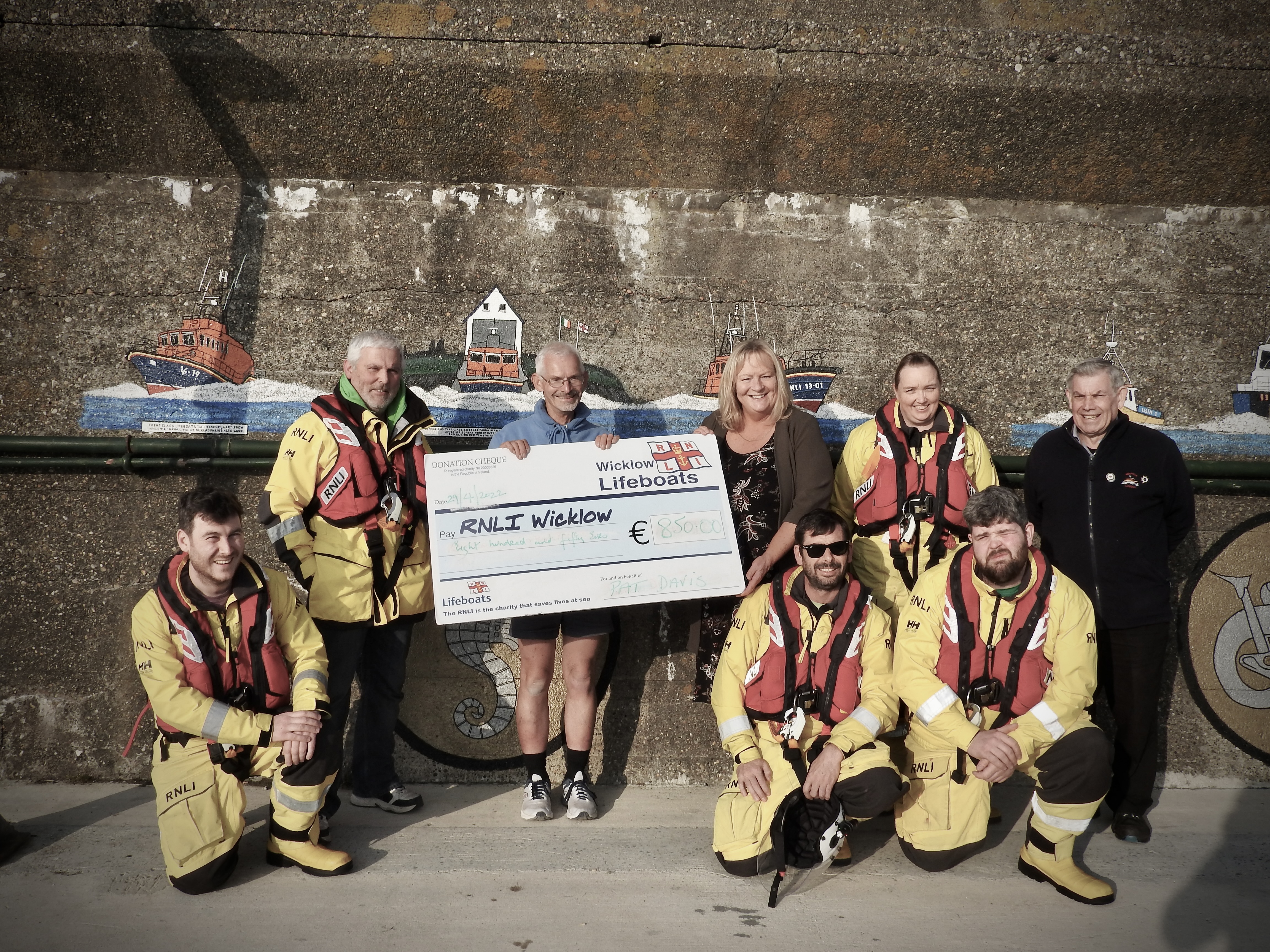 Pat Davis presents a donation for €850 to Wicklow RNLI