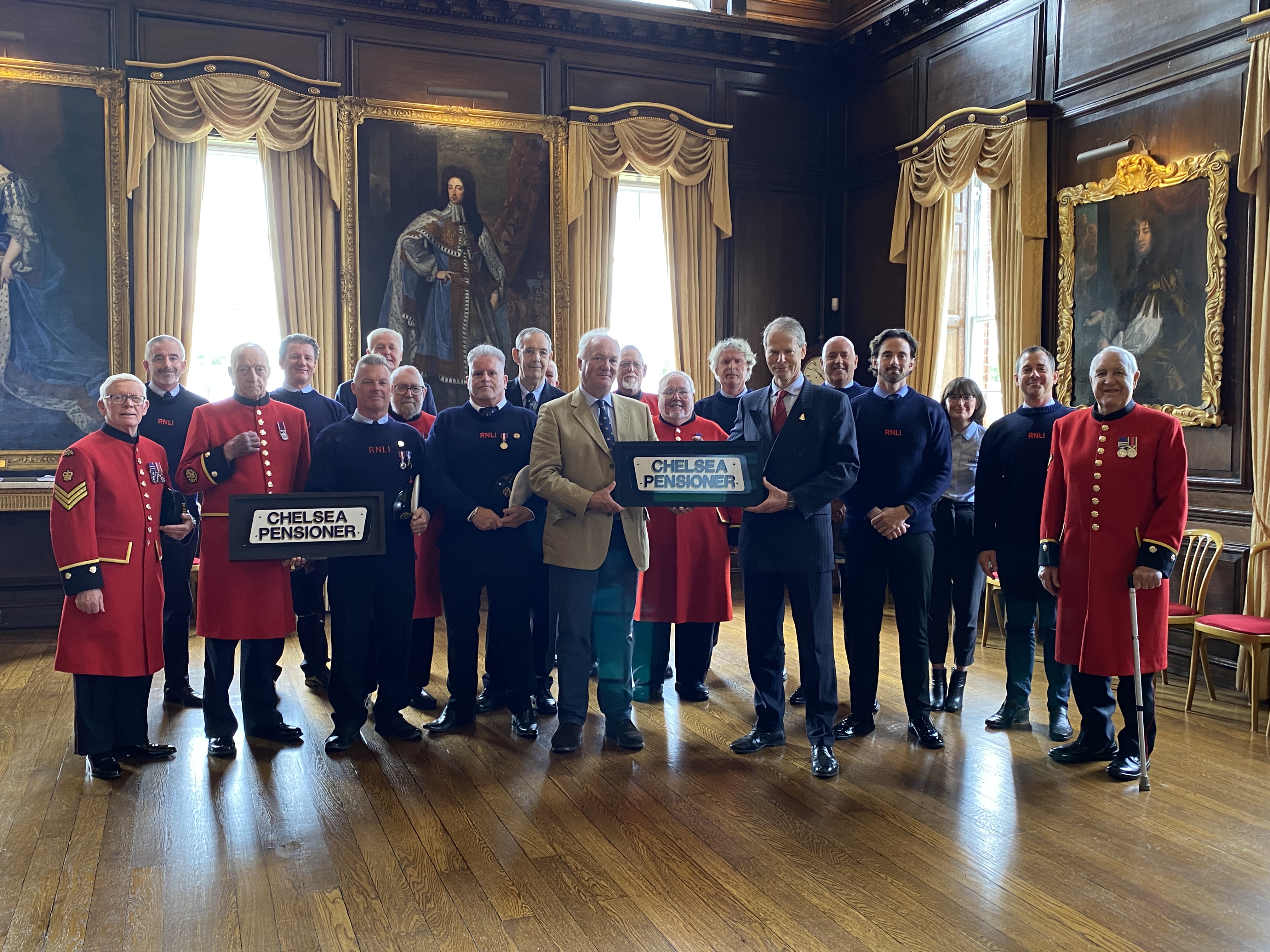 General Bradshaw, RNLI chief executive, Mark Dowie with Chelsea Pensioners and Chiswick Crew