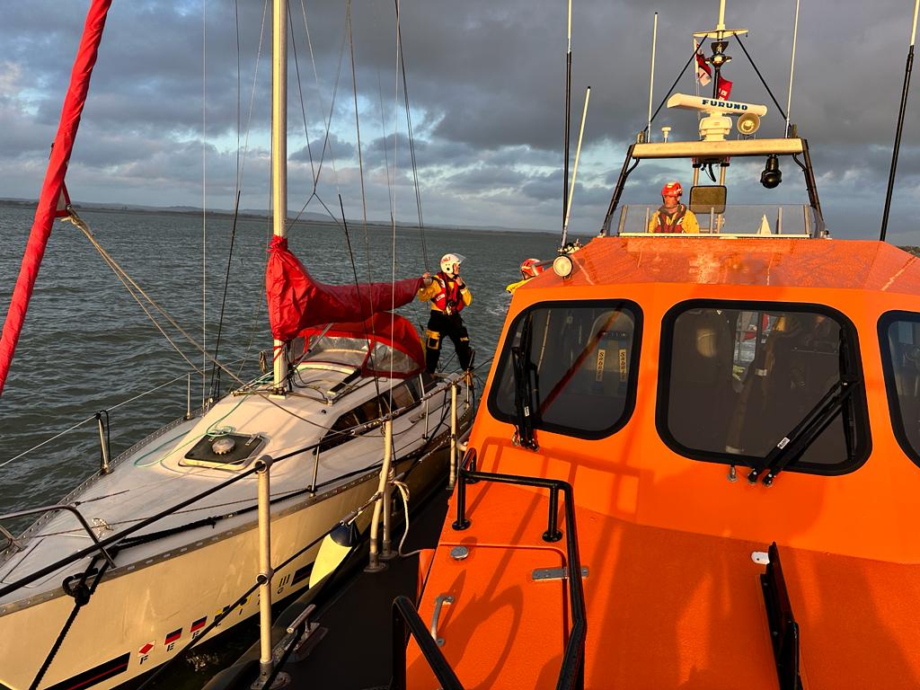 shows yacht alongside the lifeboat