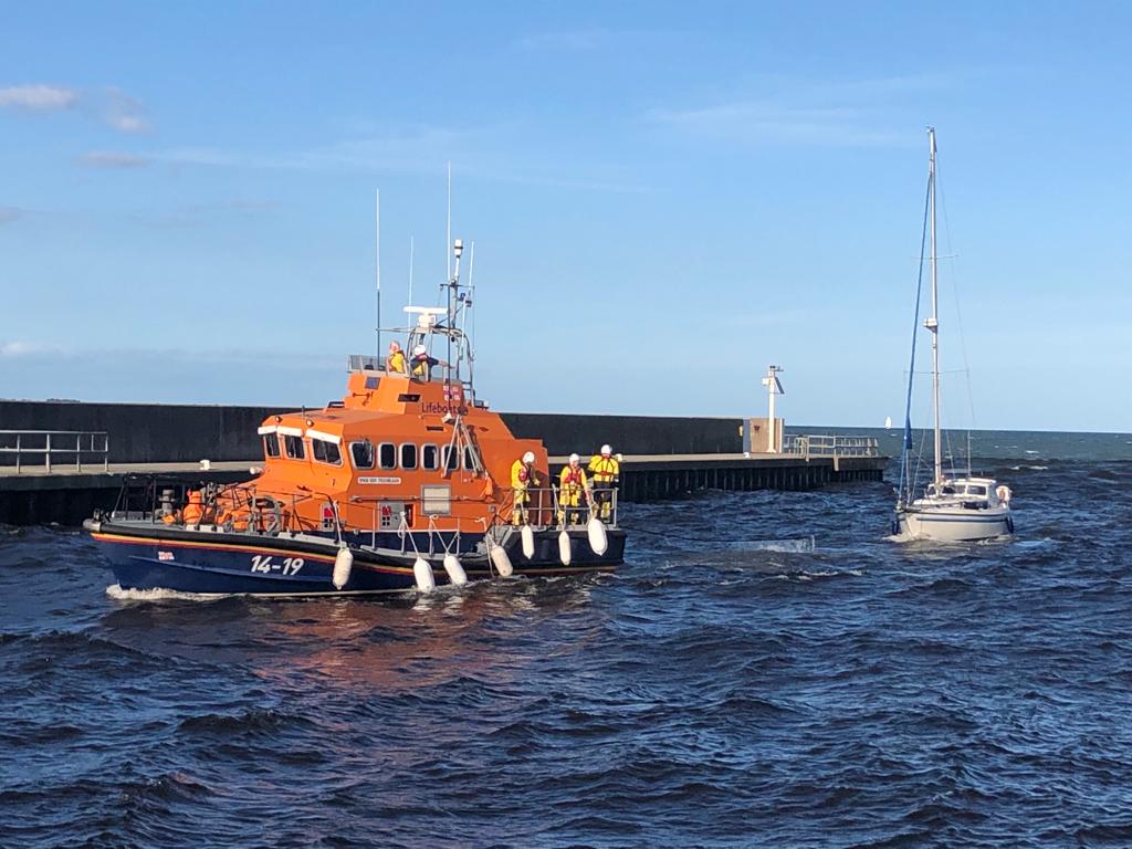 ARKLOW RNLI TOWING YACHT INTO HARBOUR