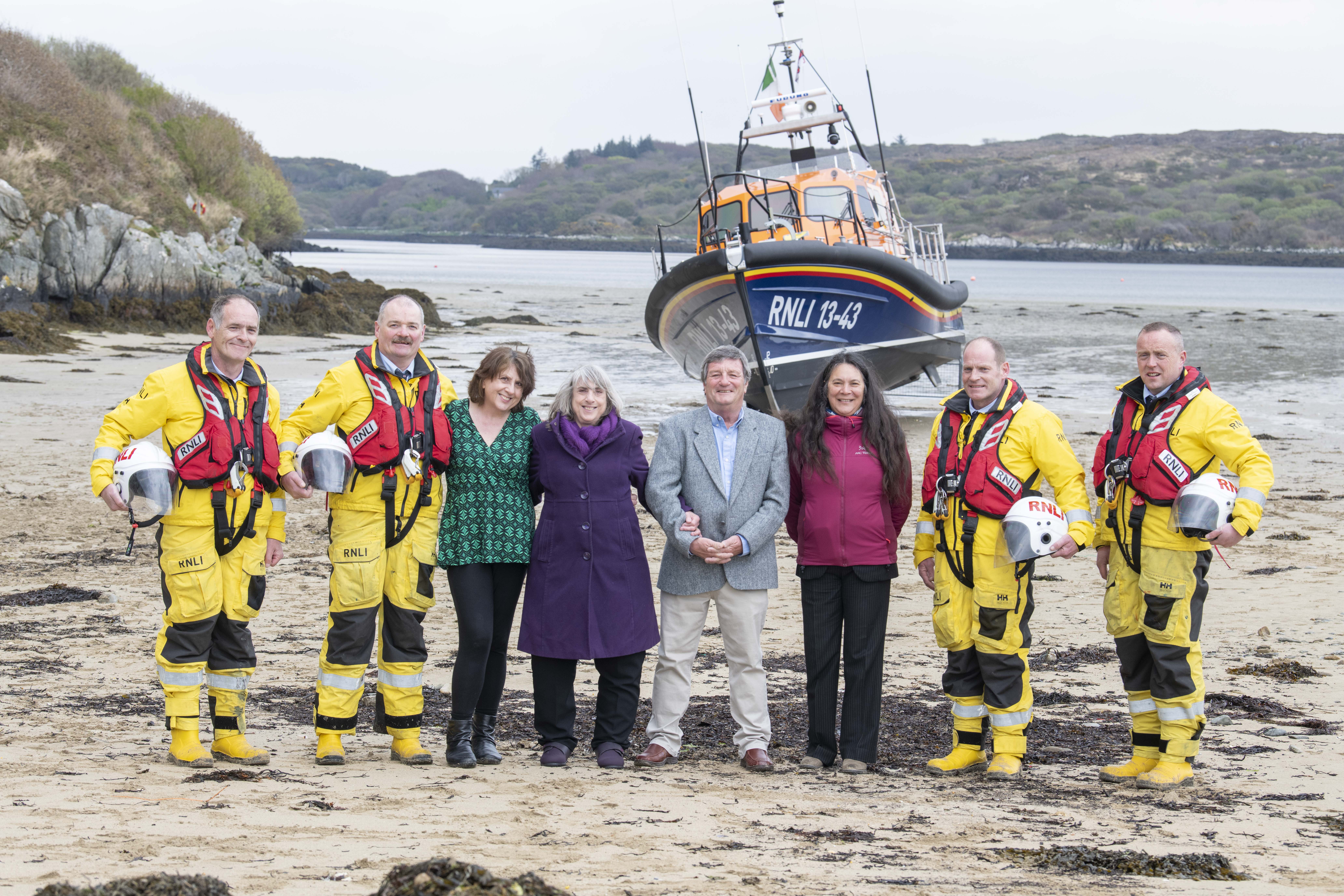 The family of Christopher Harris with lifeboat crew from Clifden RNLI