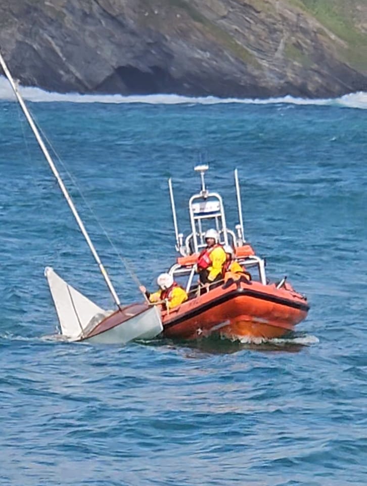 Newquay RNLI rescue occupants of capsized sailing dinghy