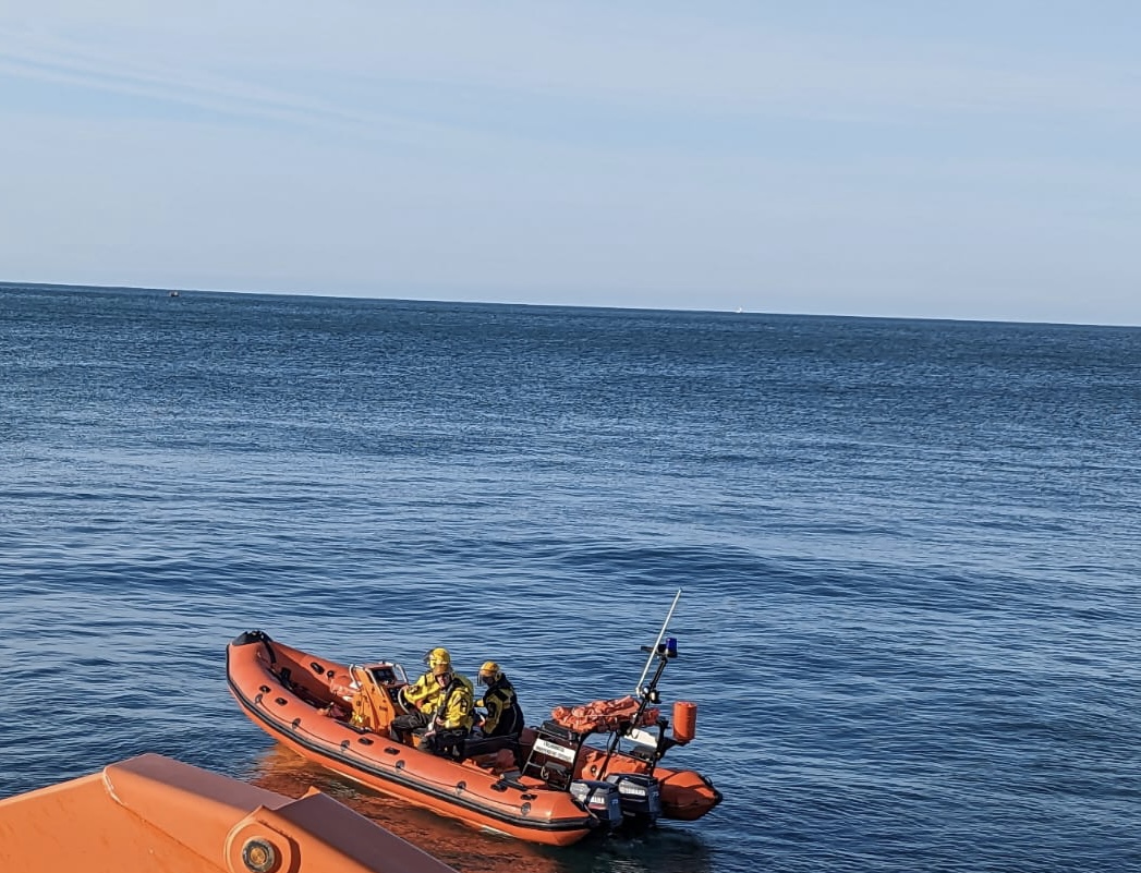 The Freshwater Independent Lifeboat alongside the Yarmouth RNLI lifeboat.