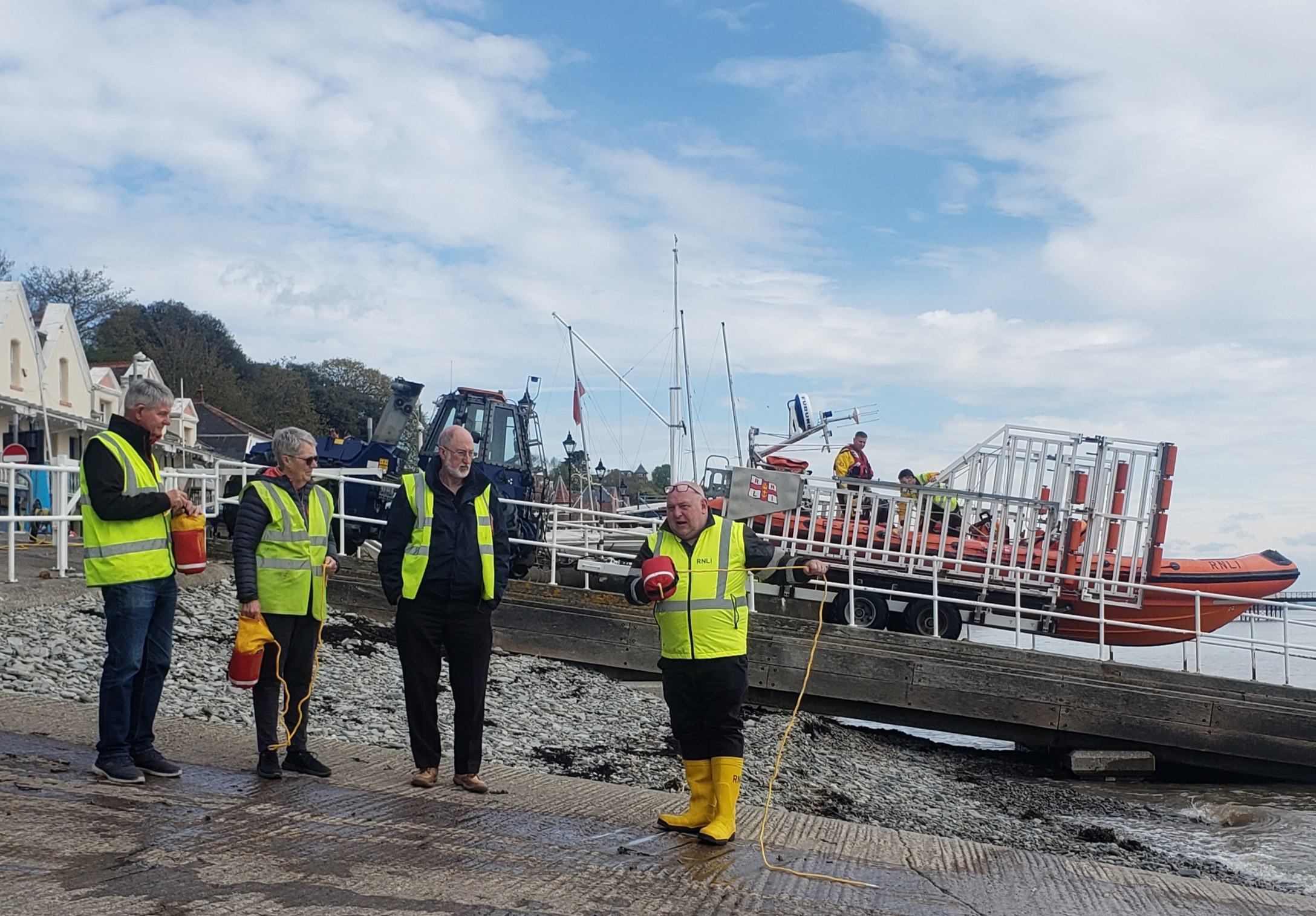 Jason Dunlop demonstrating the correct handling of a throw-bag with Charlie Harris, Annie Blackburn and John Smerkinich with the A85 behind