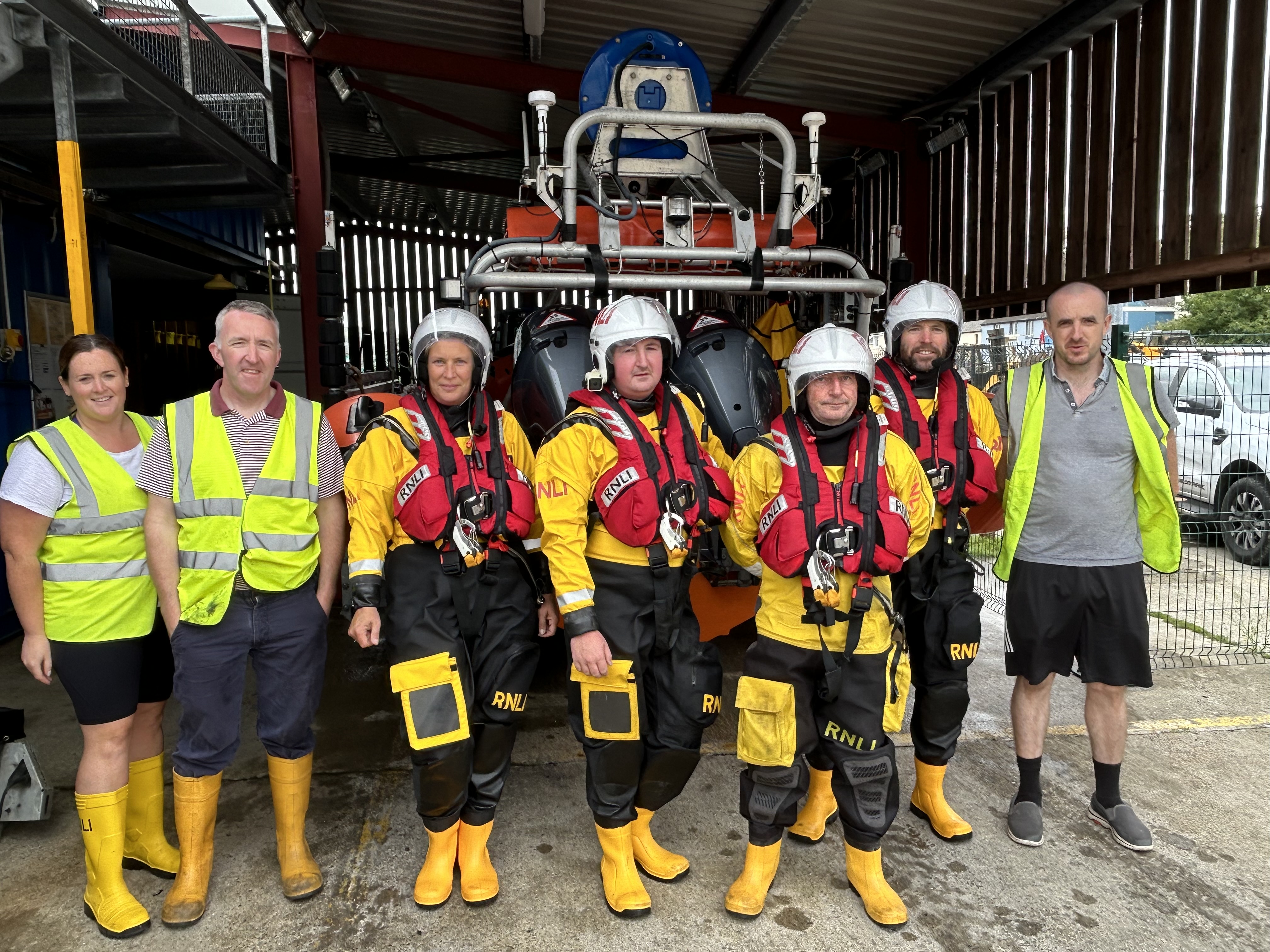 A photo of the crew and shore crew involved
