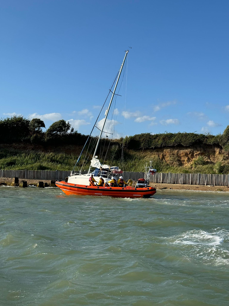 Cowes RNLI lifeboat launch to yacht