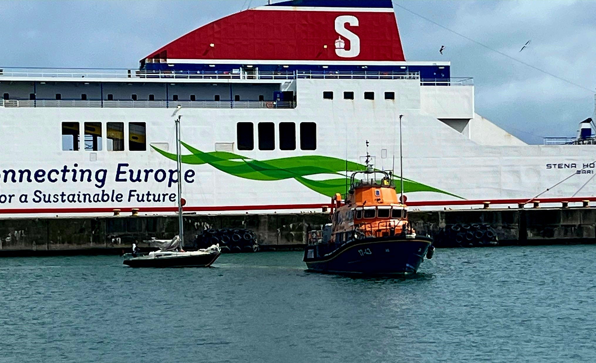 Rosslare Harbour RNLI comes to the aid of a yacht's crew