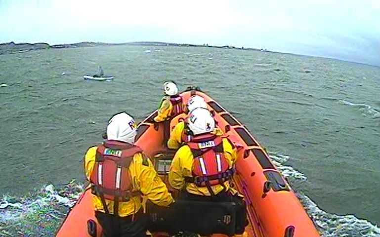 Kinghorn RNLI approaches paddleboarder