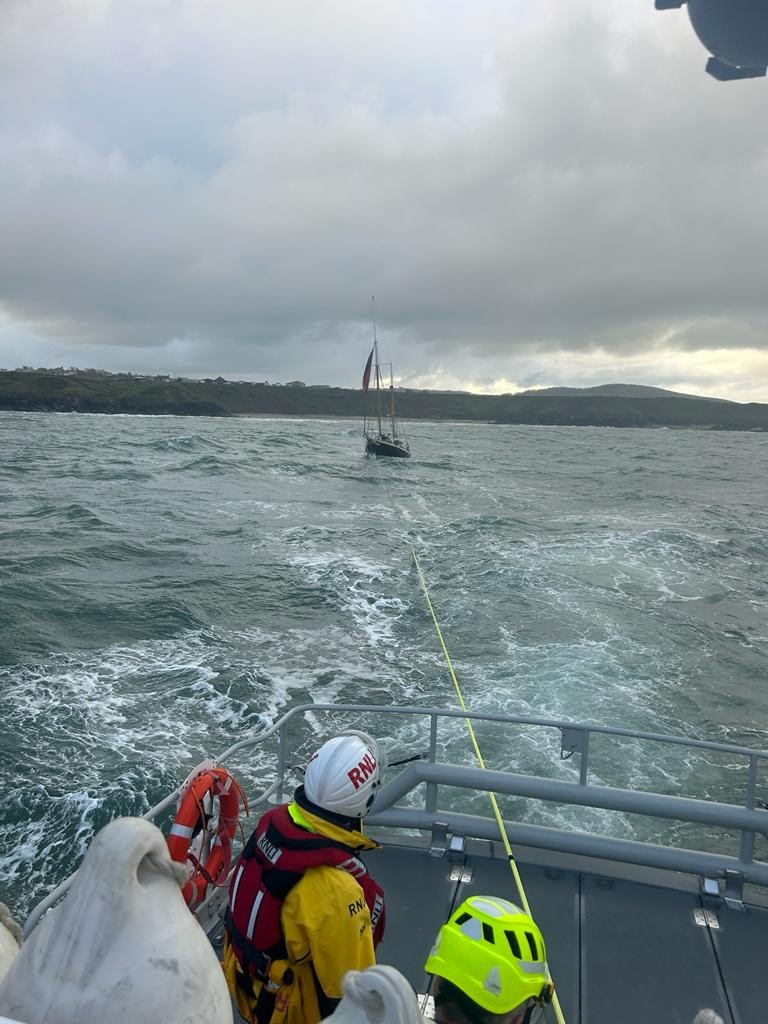 Porthdinllaen RNLI Lifeboat at the scene preparing the tow line
