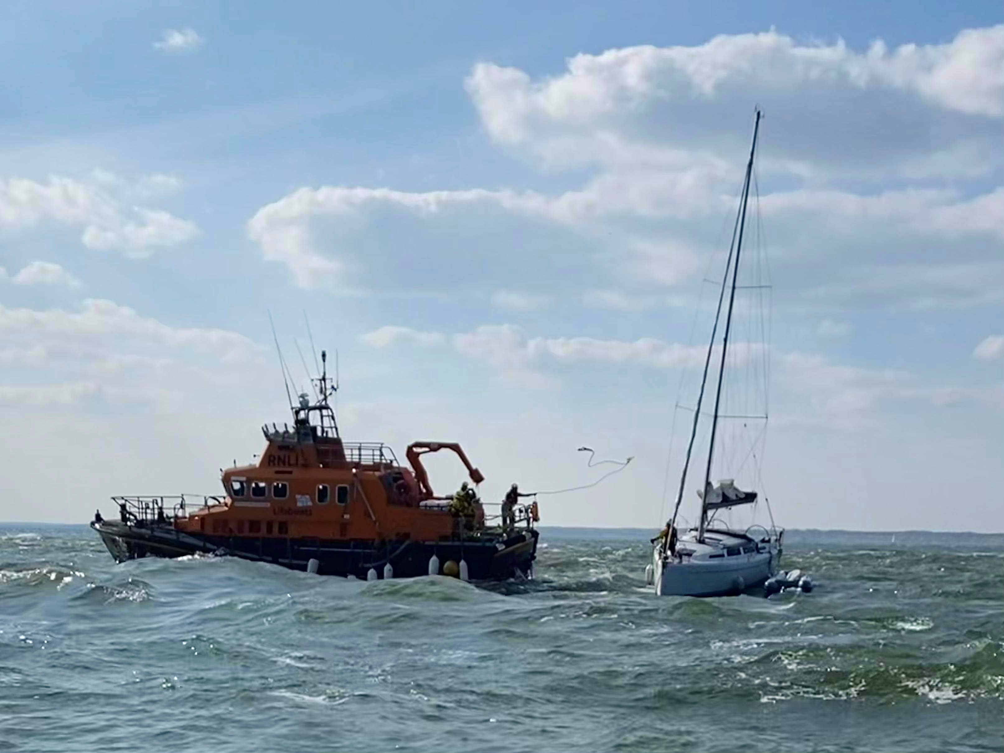 Yarmouth 17-25 deploying a successful towline